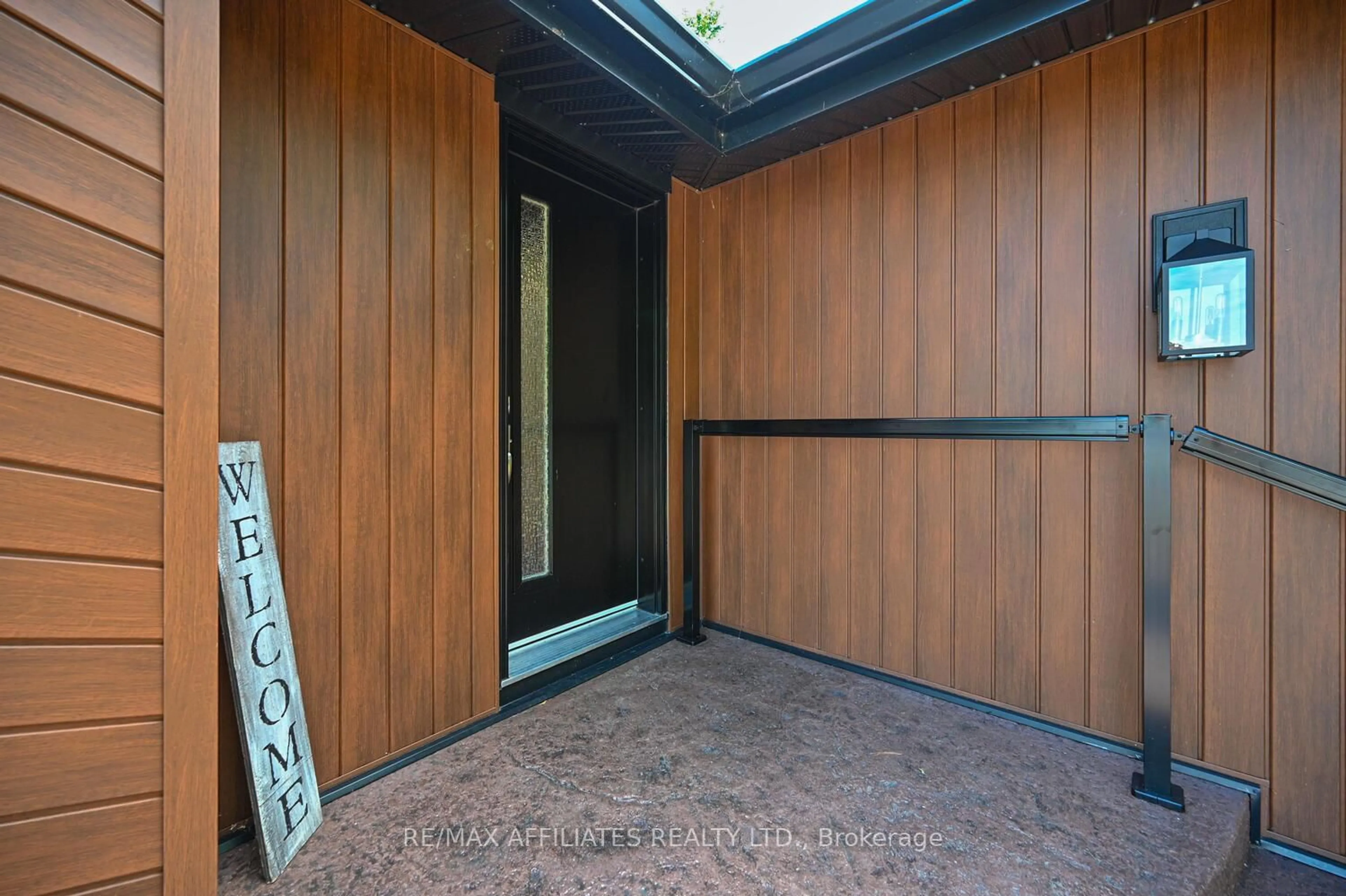 Indoor foyer for 34 R7 Rd, Rideau Lakes Ontario K0G 1L0