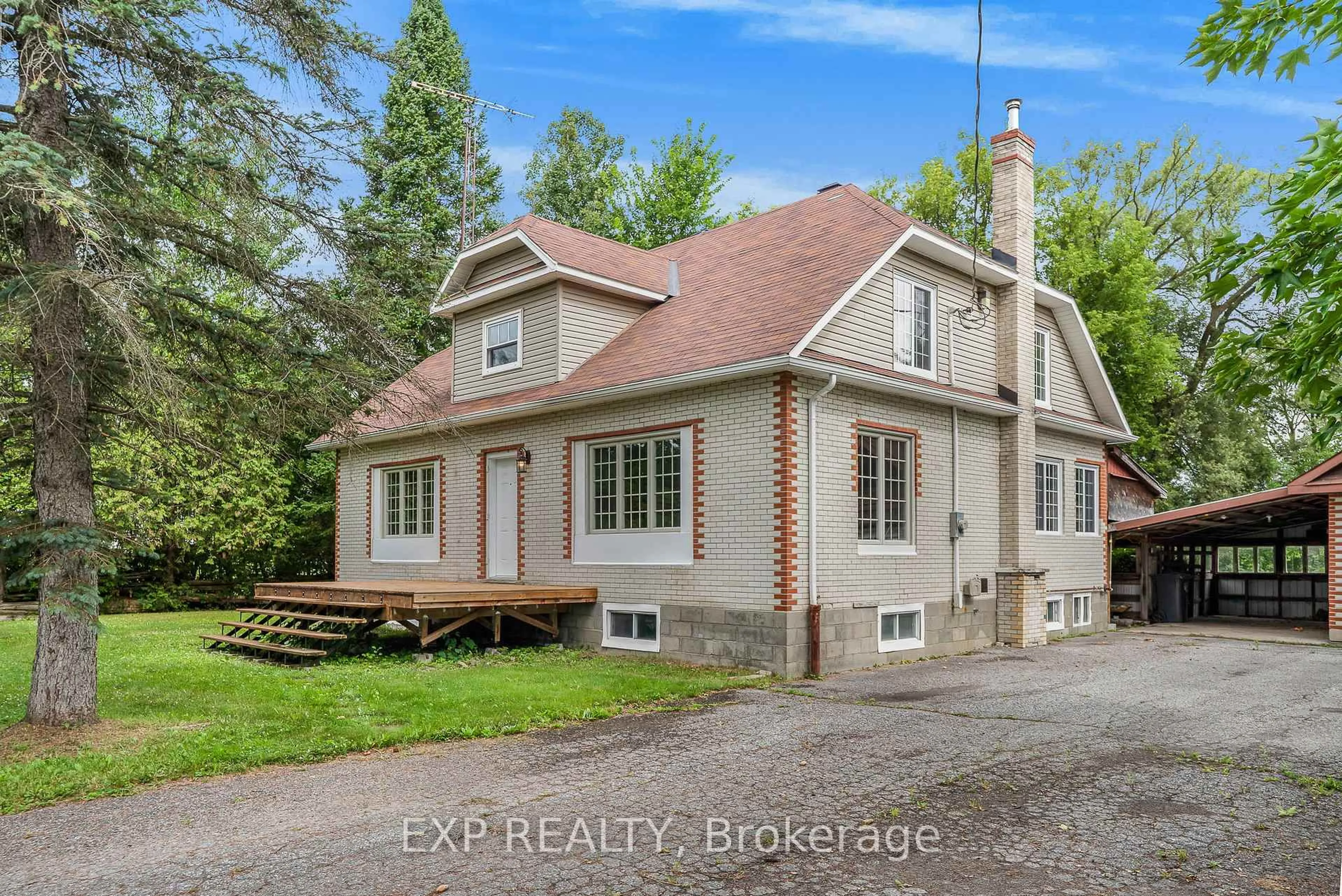 A pic from outside/outdoor area/front of a property/back of a property/a pic from drone, unknown for 1015 Labrosse St, East Hawkesbury Ontario K0B 1P0