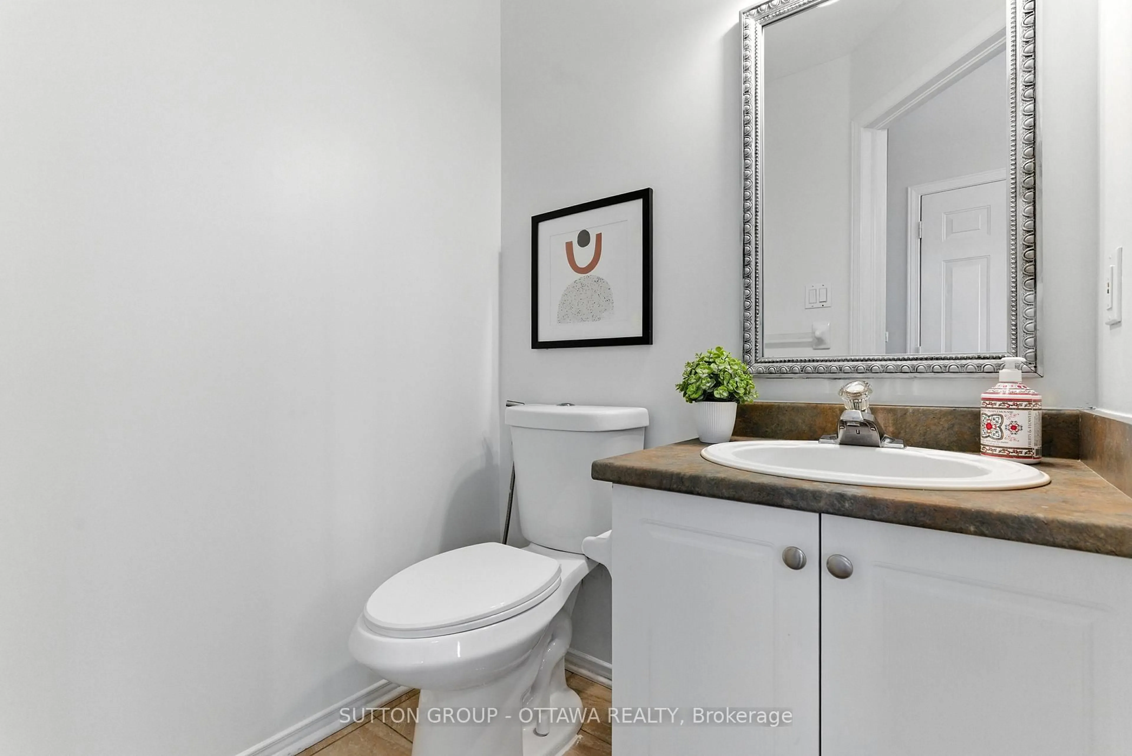 Standard bathroom, ceramic/tile floor for 4430 Wildmint Sq, Ottawa Ontario K1V 1N6