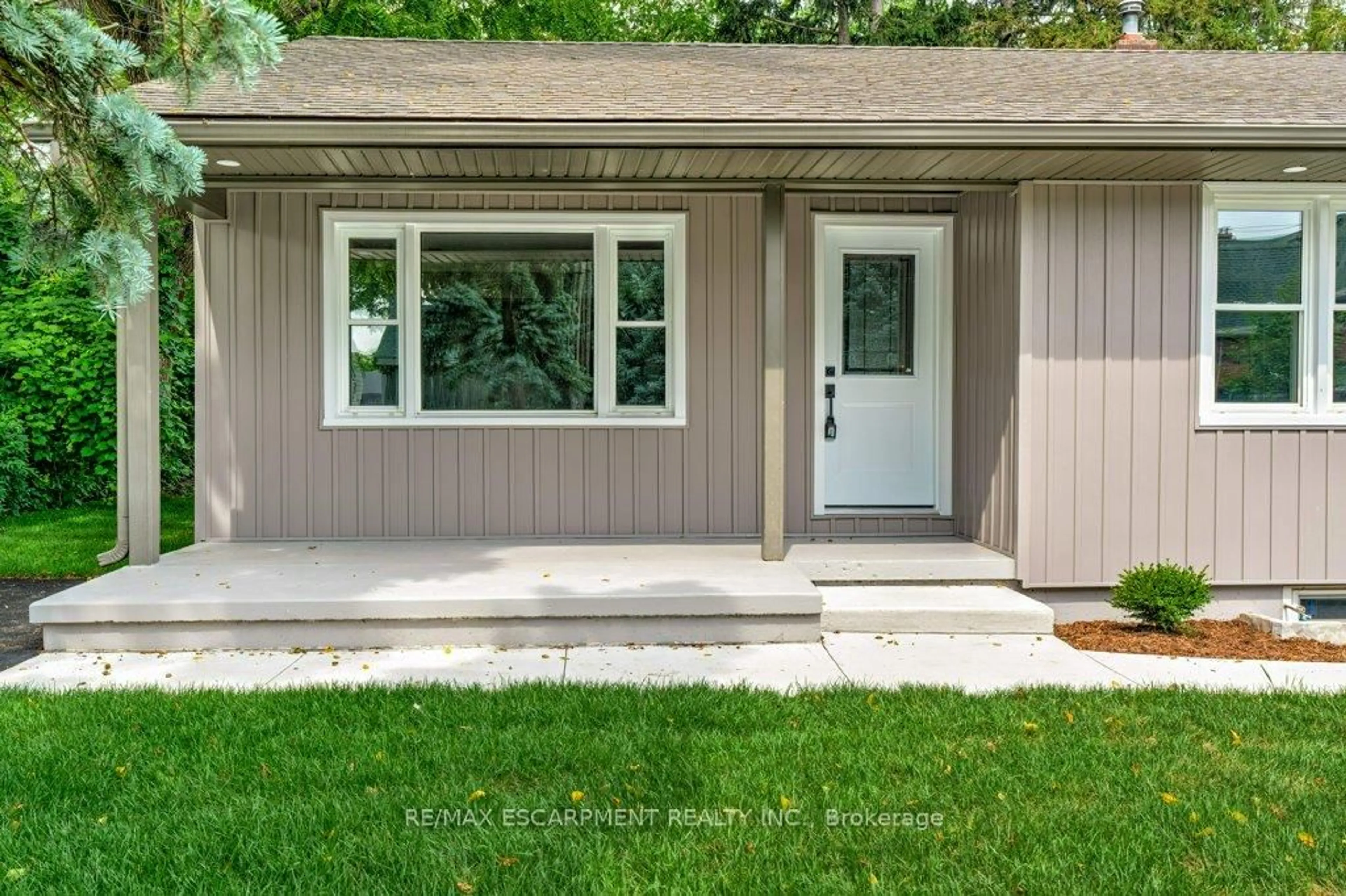 Home with vinyl exterior material, street for 4290 Crescent Ave, Lincoln Ontario L0R 1B8