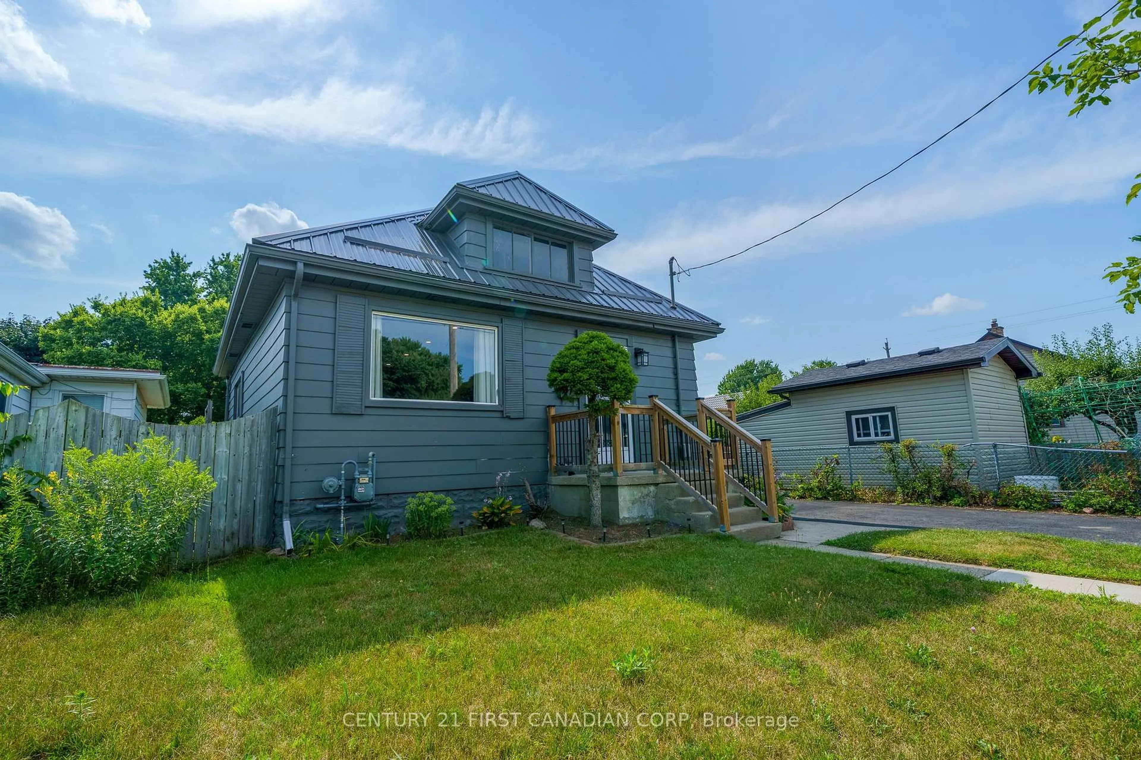 A pic from outside/outdoor area/front of a property/back of a property/a pic from drone, street for 79 Hume St, London East Ontario N5Z 2P1