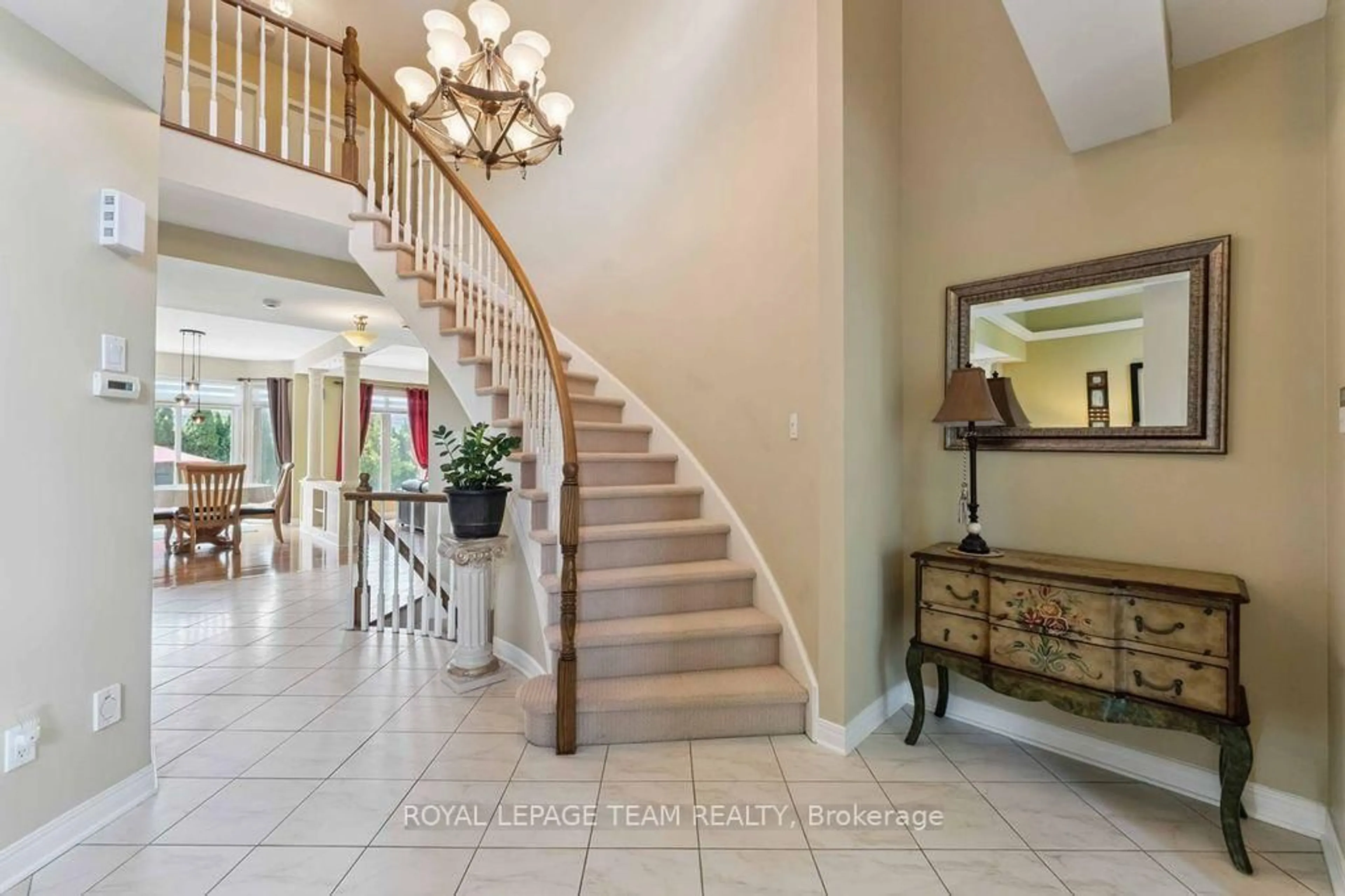 Indoor foyer for 174 Finn Crt, Ottawa Ontario K1V 2C8