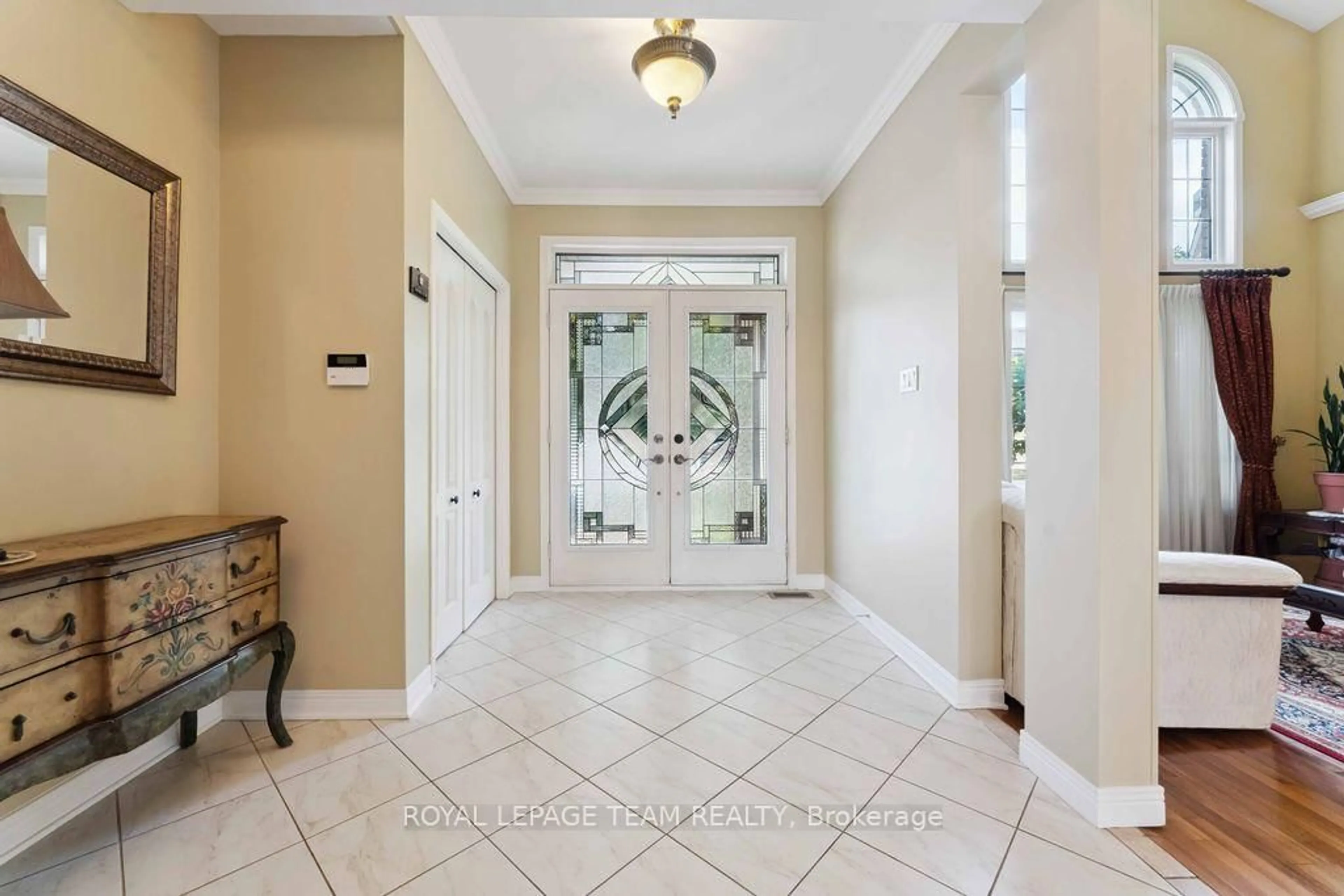 Indoor entryway for 174 Finn Crt, Ottawa Ontario K1V 2C8