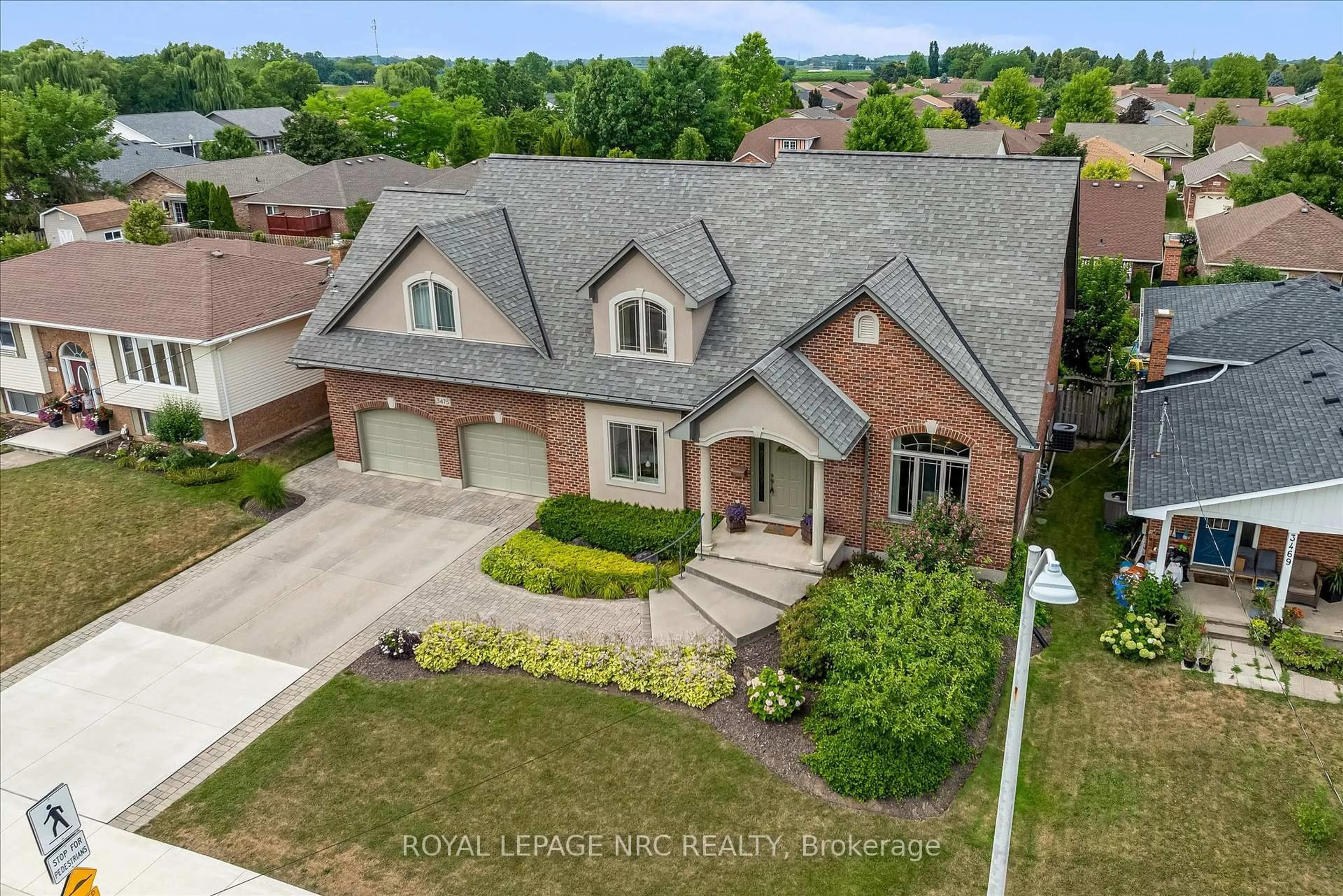A pic from outside/outdoor area/front of a property/back of a property/a pic from drone, street for 3475 Rittenhouse Rd, Lincoln Ontario L0R 2C0
