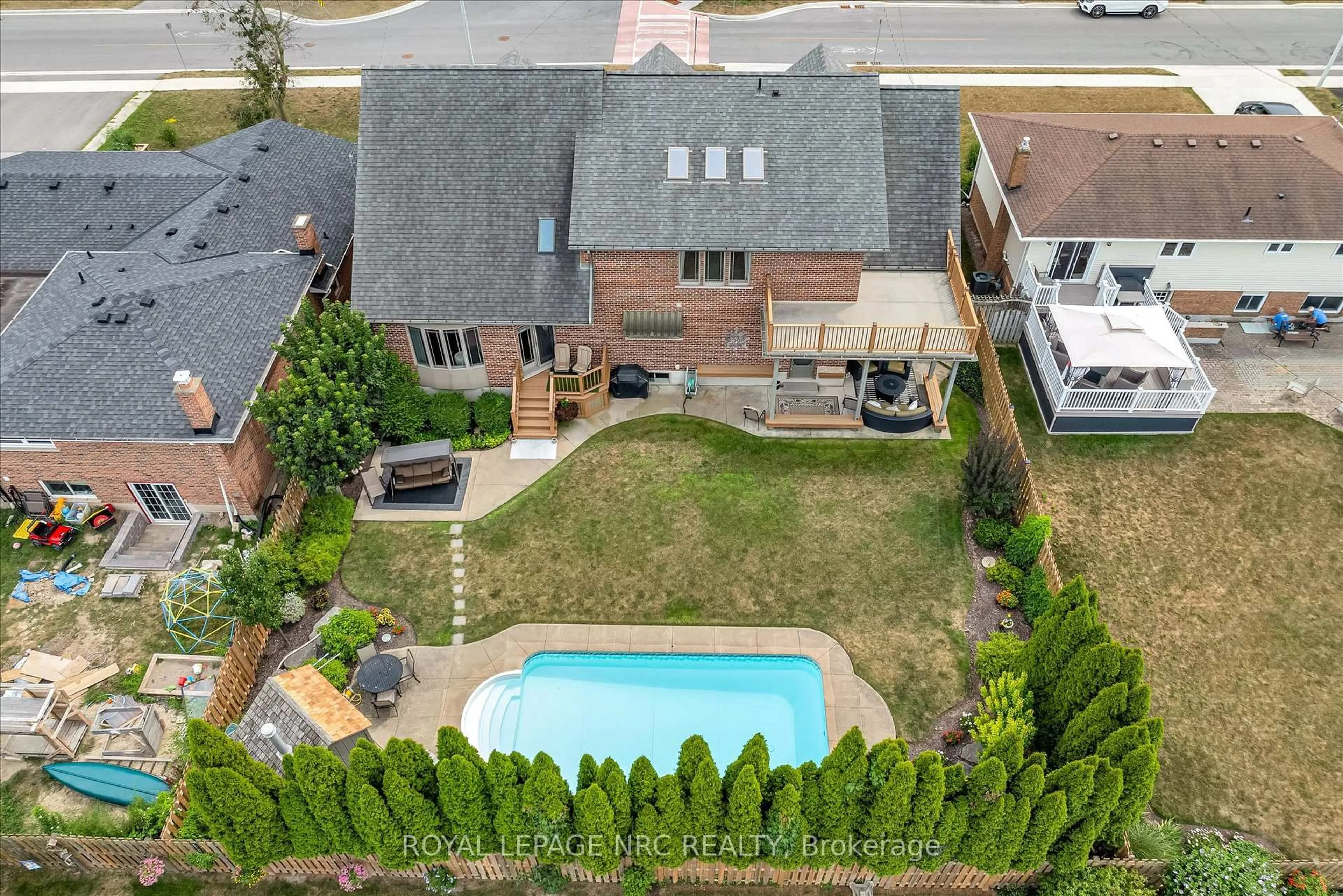 A pic from outside/outdoor area/front of a property/back of a property/a pic from drone, street for 3475 Rittenhouse Rd, Lincoln Ontario L0R 2C0