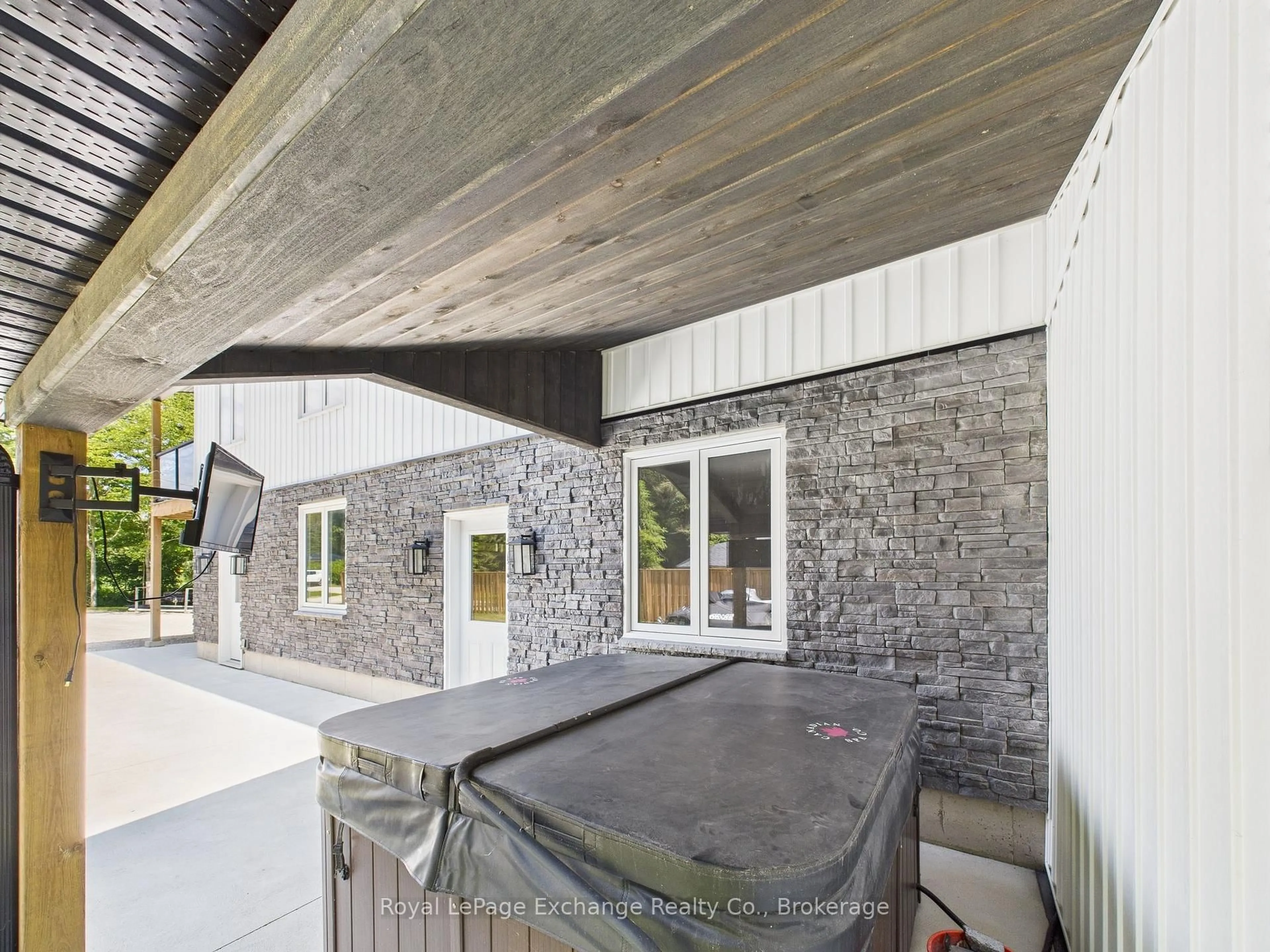 Contemporary kitchen, cement floor for 127 Hemlock St, Huron-Kinloss Ontario N2Z 2X3