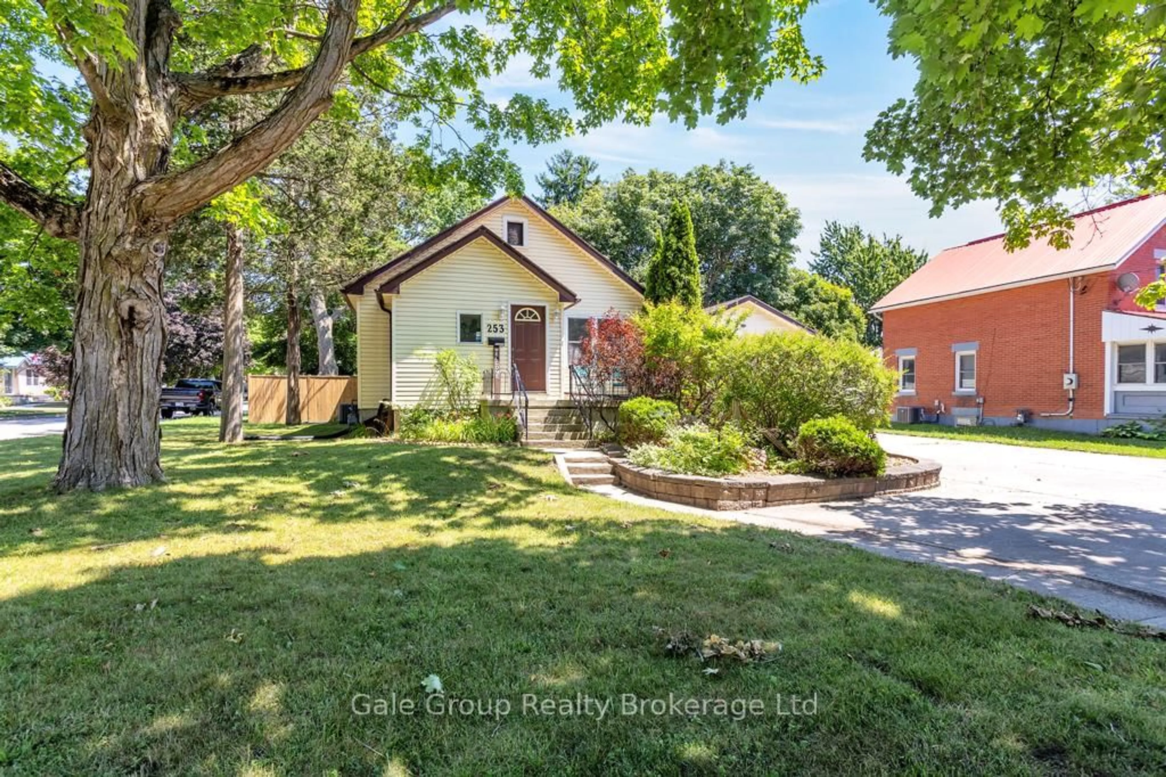 A pic from outside/outdoor area/front of a property/back of a property/a pic from drone, street for 253 John St, Aylmer Ontario N5H 2B2
