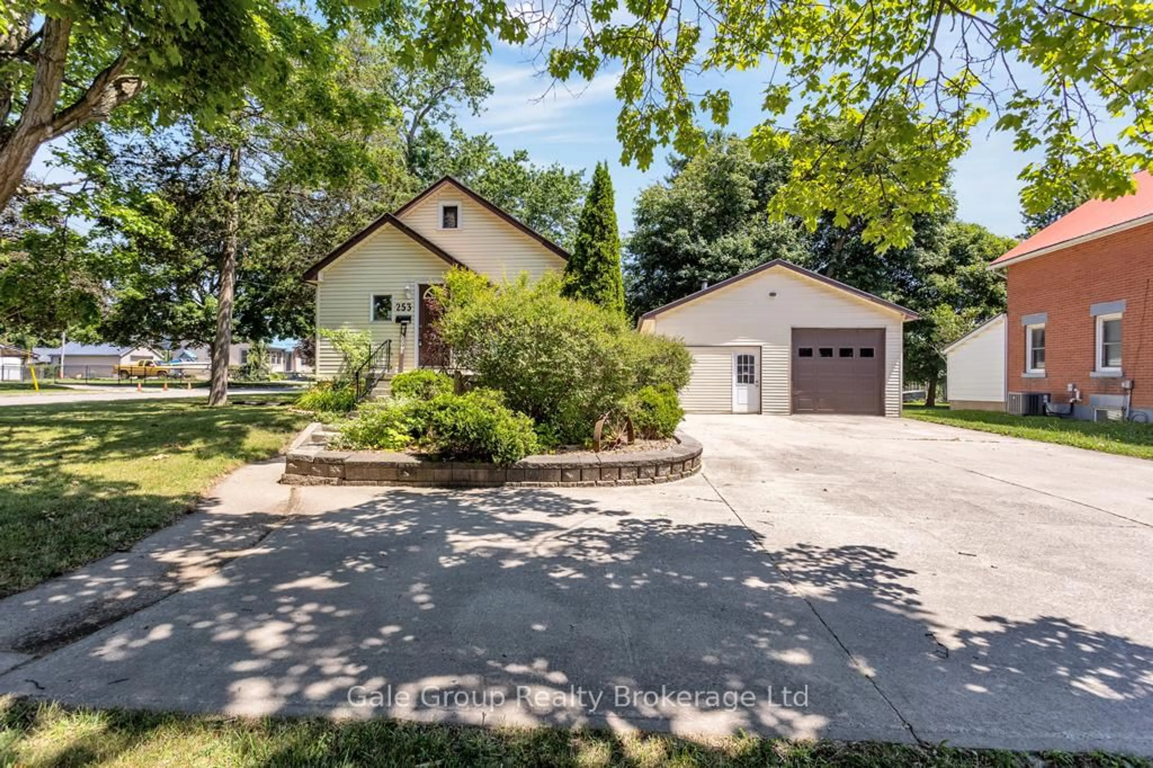 A pic from outside/outdoor area/front of a property/back of a property/a pic from drone, street for 253 John St, Aylmer Ontario N5H 2B2