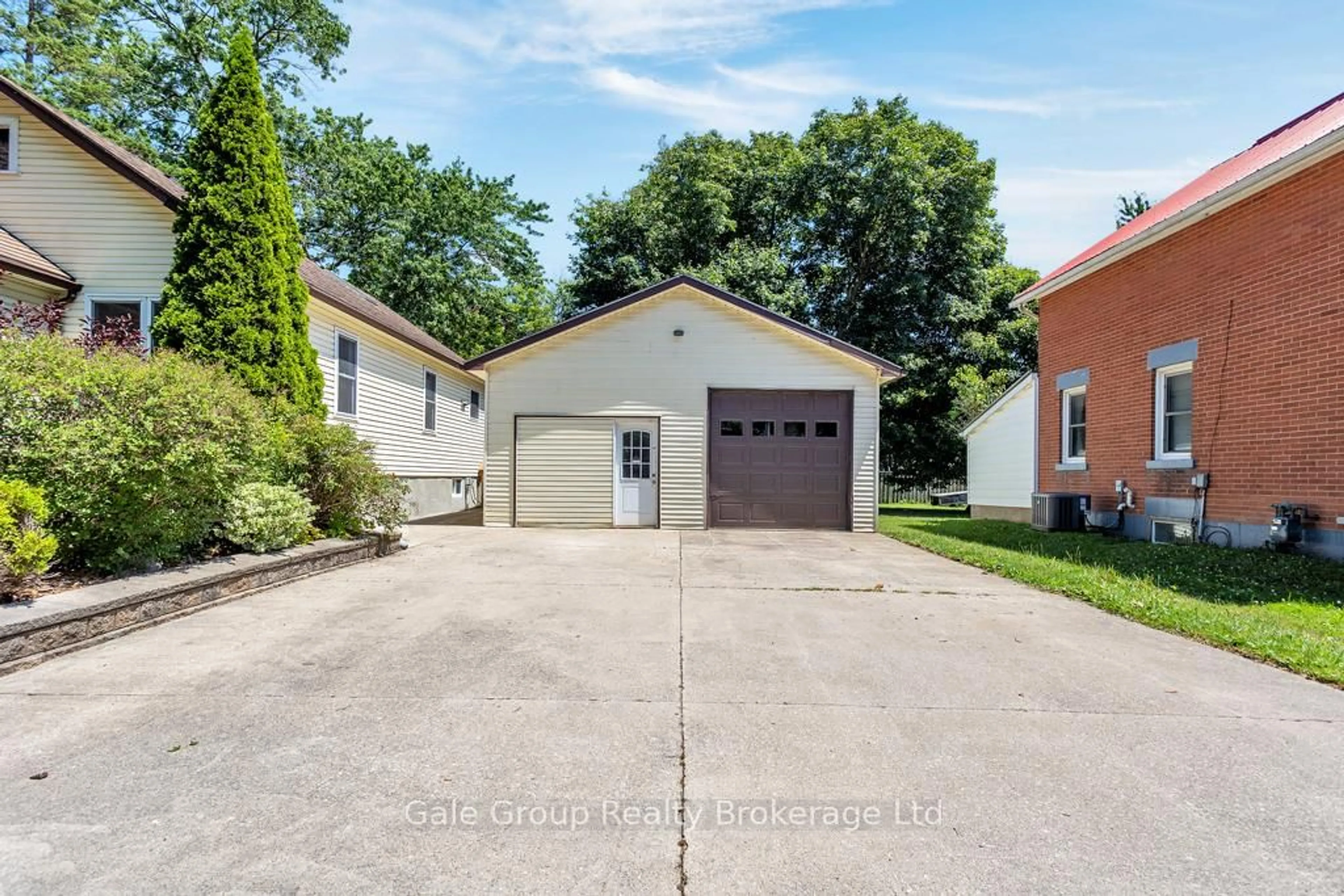 Indoor garage for 253 John St, Aylmer Ontario N5H 2B2