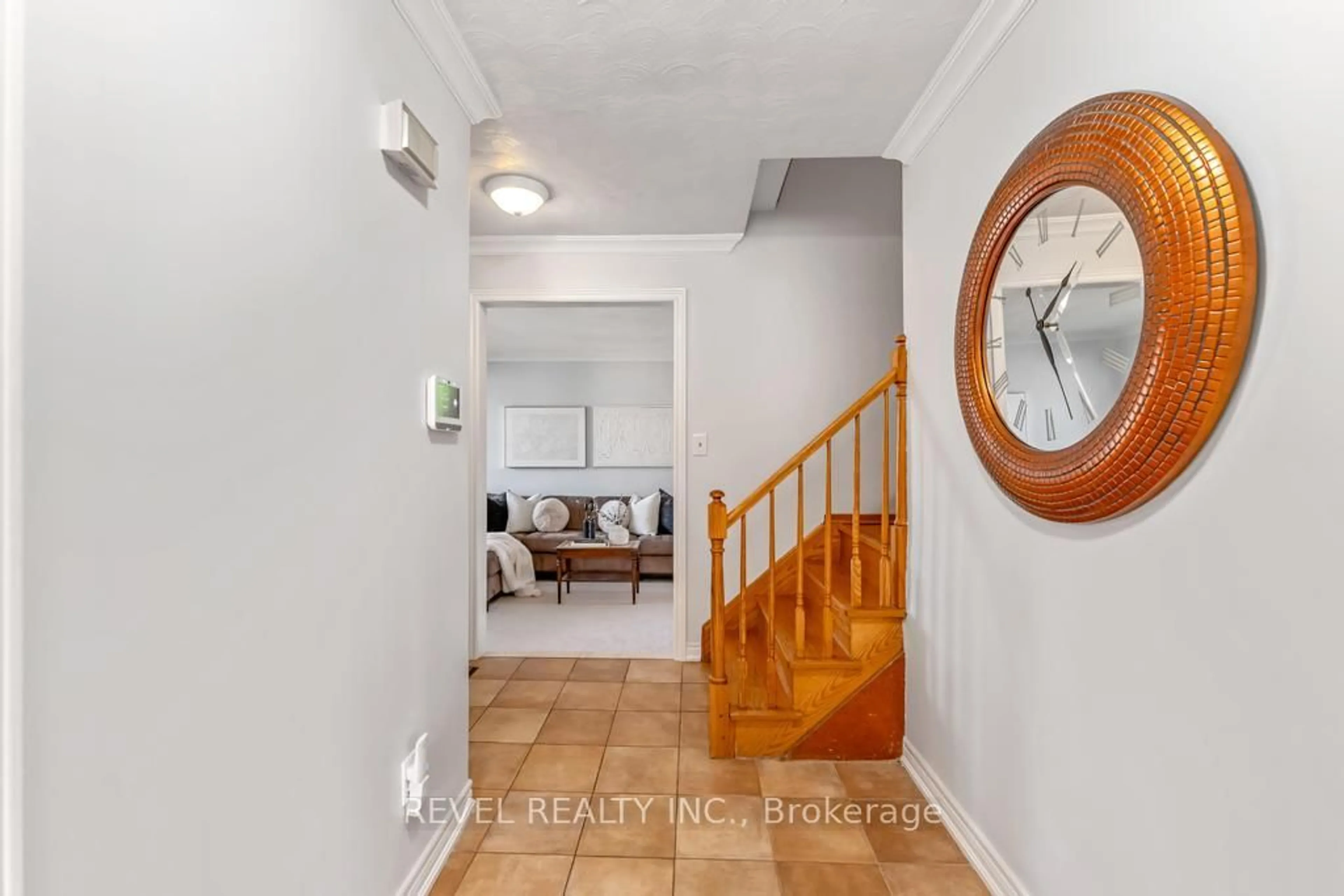 Indoor entryway for 187 Guildwood Dr, Hamilton Ontario L9C 6W7