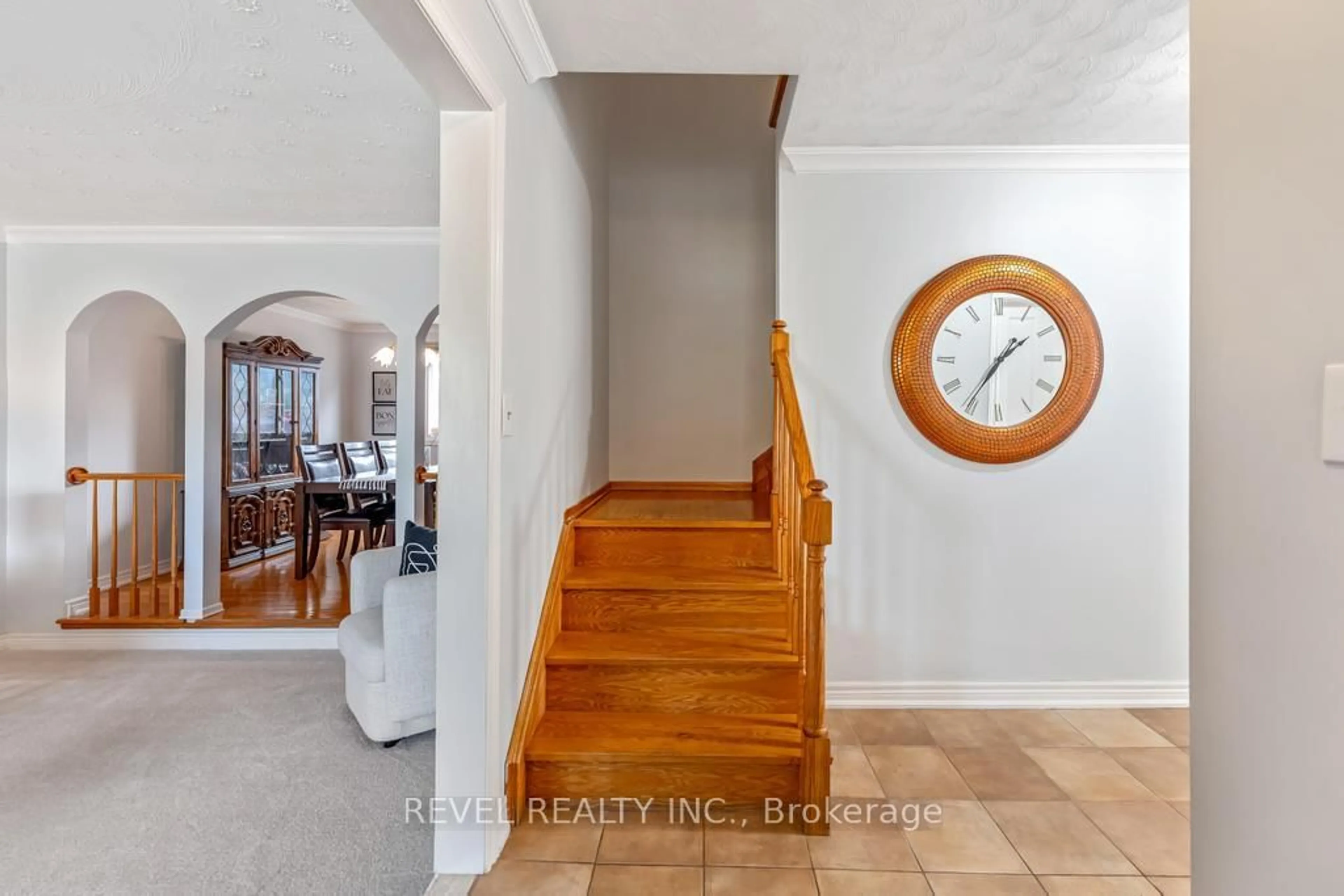 Indoor entryway for 187 Guildwood Dr, Hamilton Ontario L9C 6W7