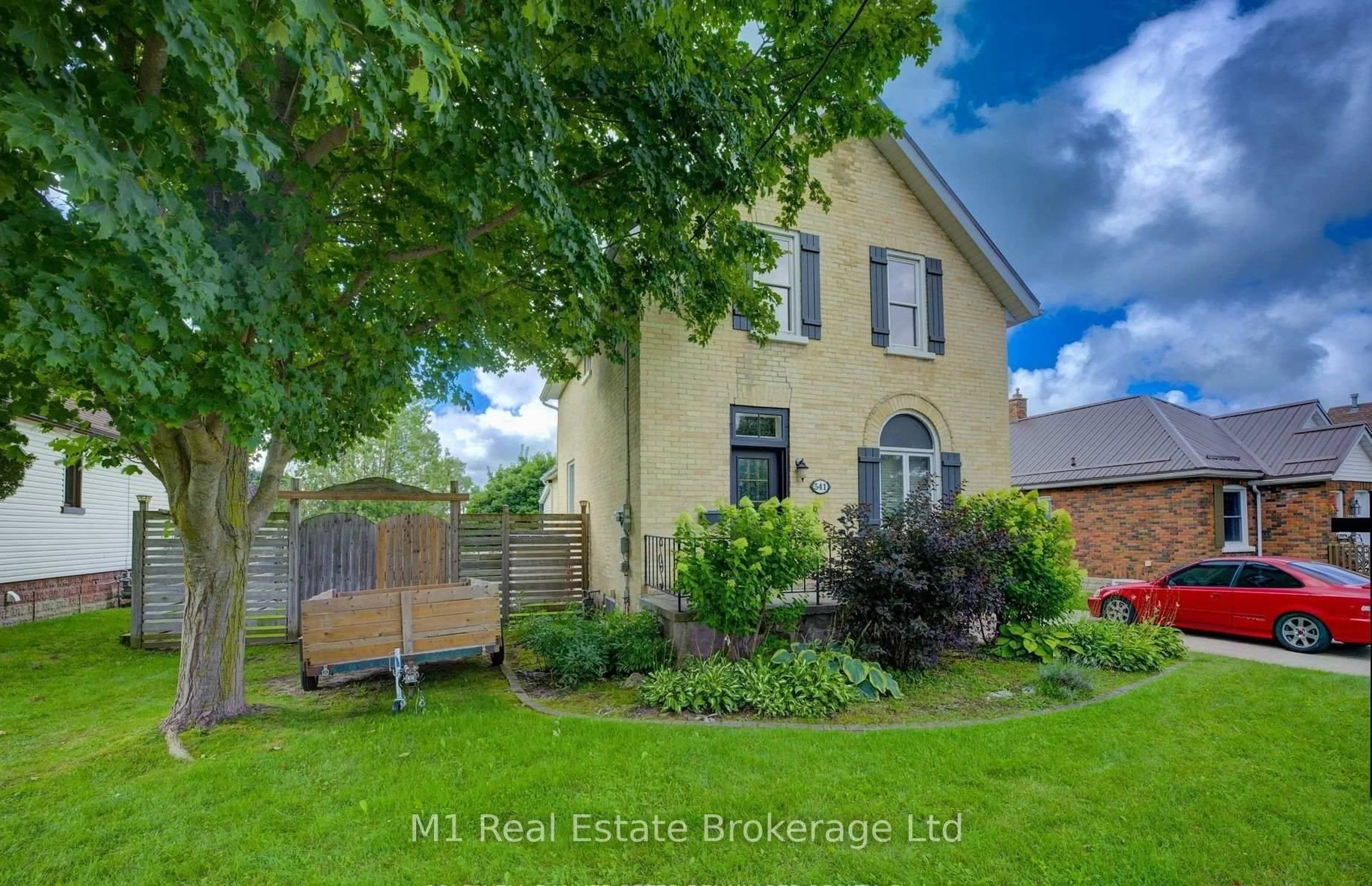 A pic from outside/outdoor area/front of a property/back of a property/a pic from drone, street for 541 9th St, Hanover Ontario N4N 1M3