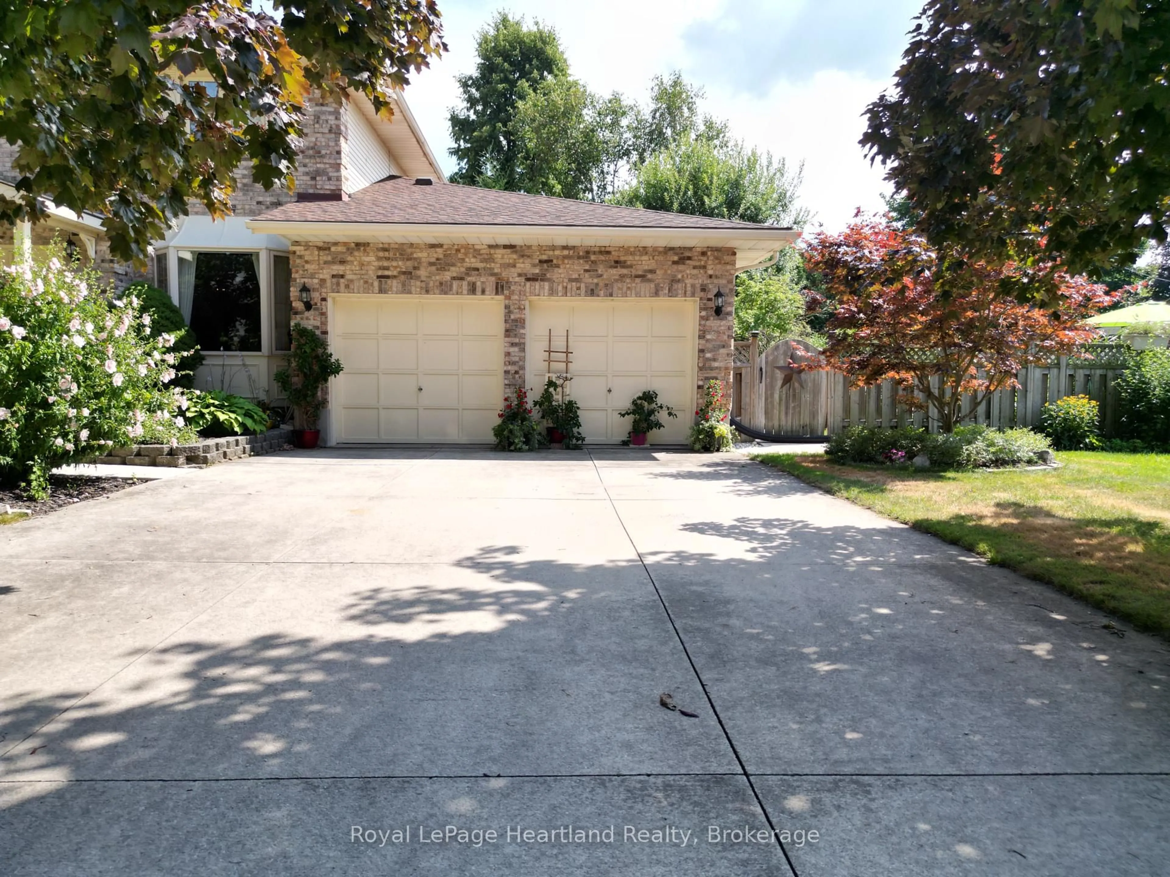 Indoor garage for 15 Kingscourt Cres, South Huron Ontario N0M 1S1