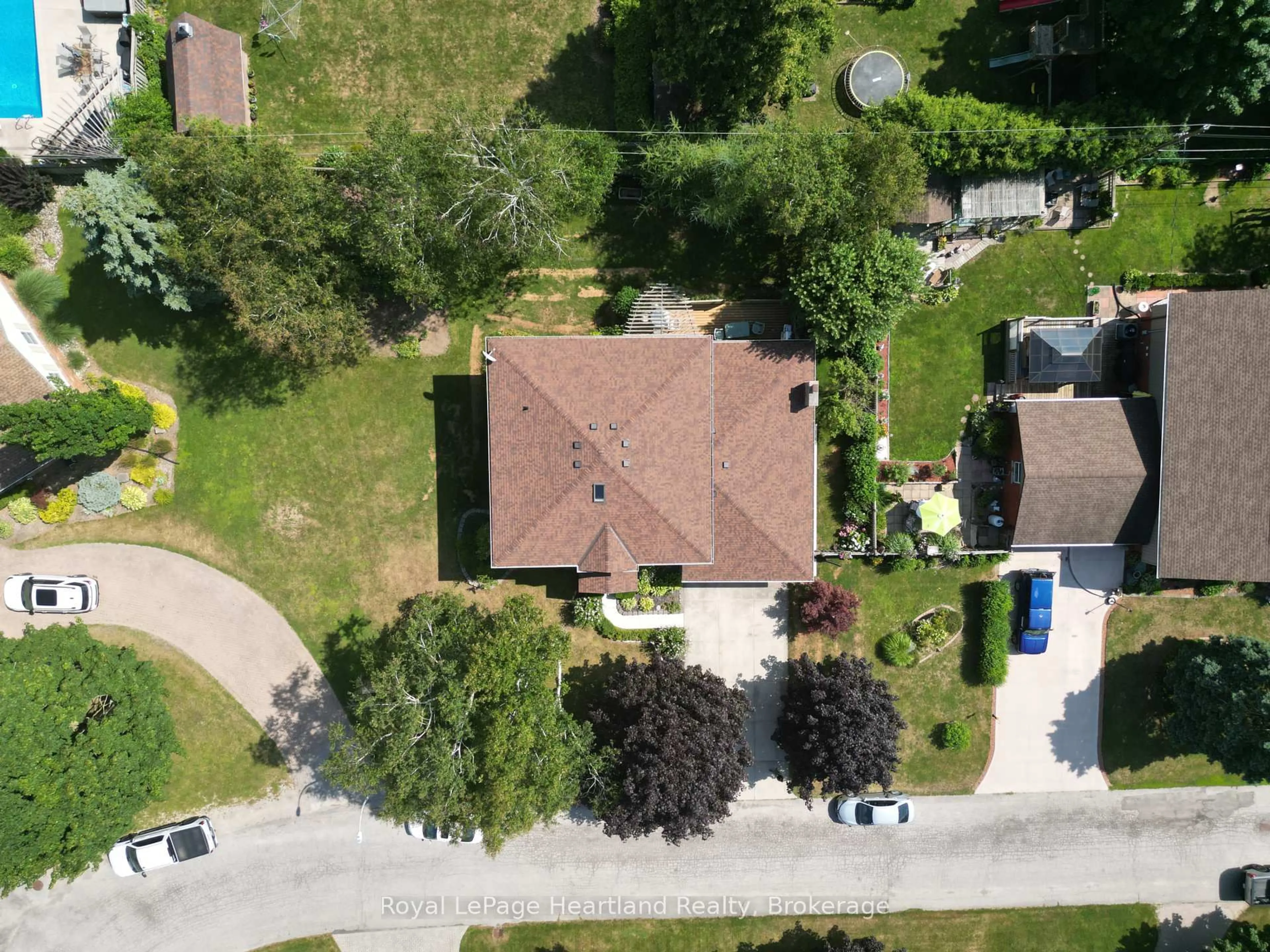 A pic from outside/outdoor area/front of a property/back of a property/a pic from drone, street for 15 Kingscourt Cres, South Huron Ontario N0M 1S1
