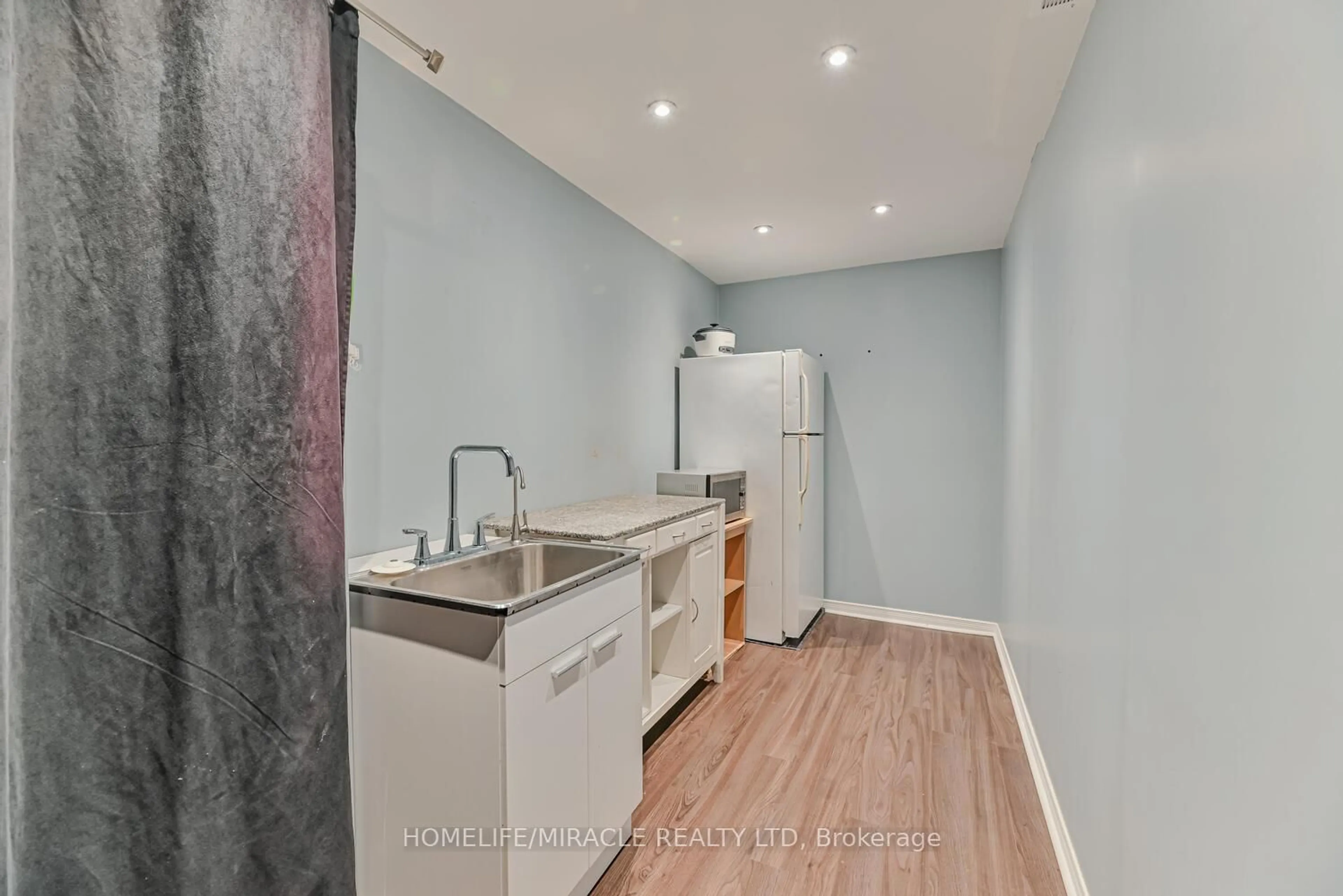 Standard kitchen, unknown for 110 Activa Ave #E-31, Kitchener Ontario N2E 4K4