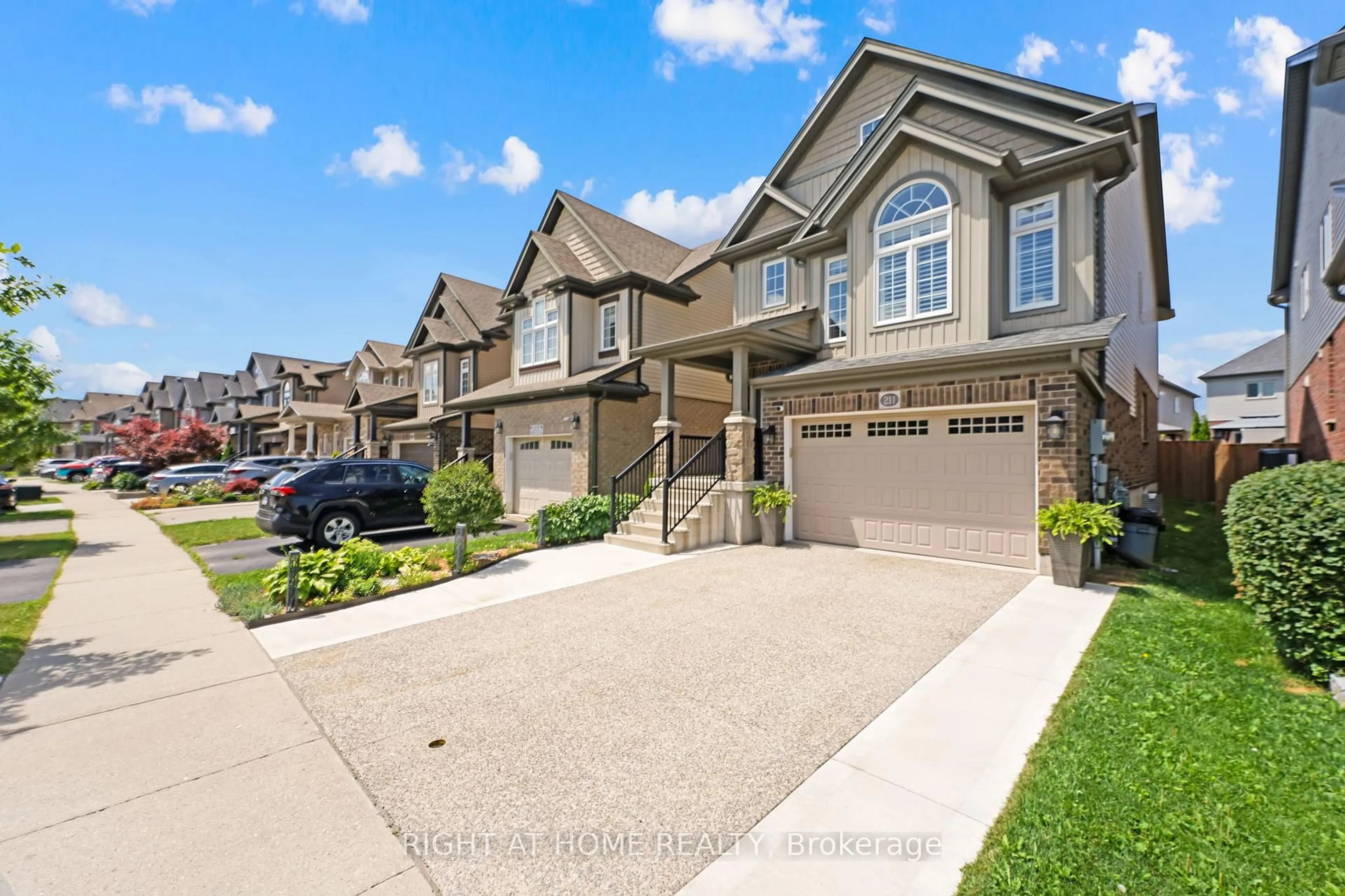A pic from outside/outdoor area/front of a property/back of a property/a pic from drone, street for 211 Hardcastle Dr, Cambridge Ontario N1S 0A8