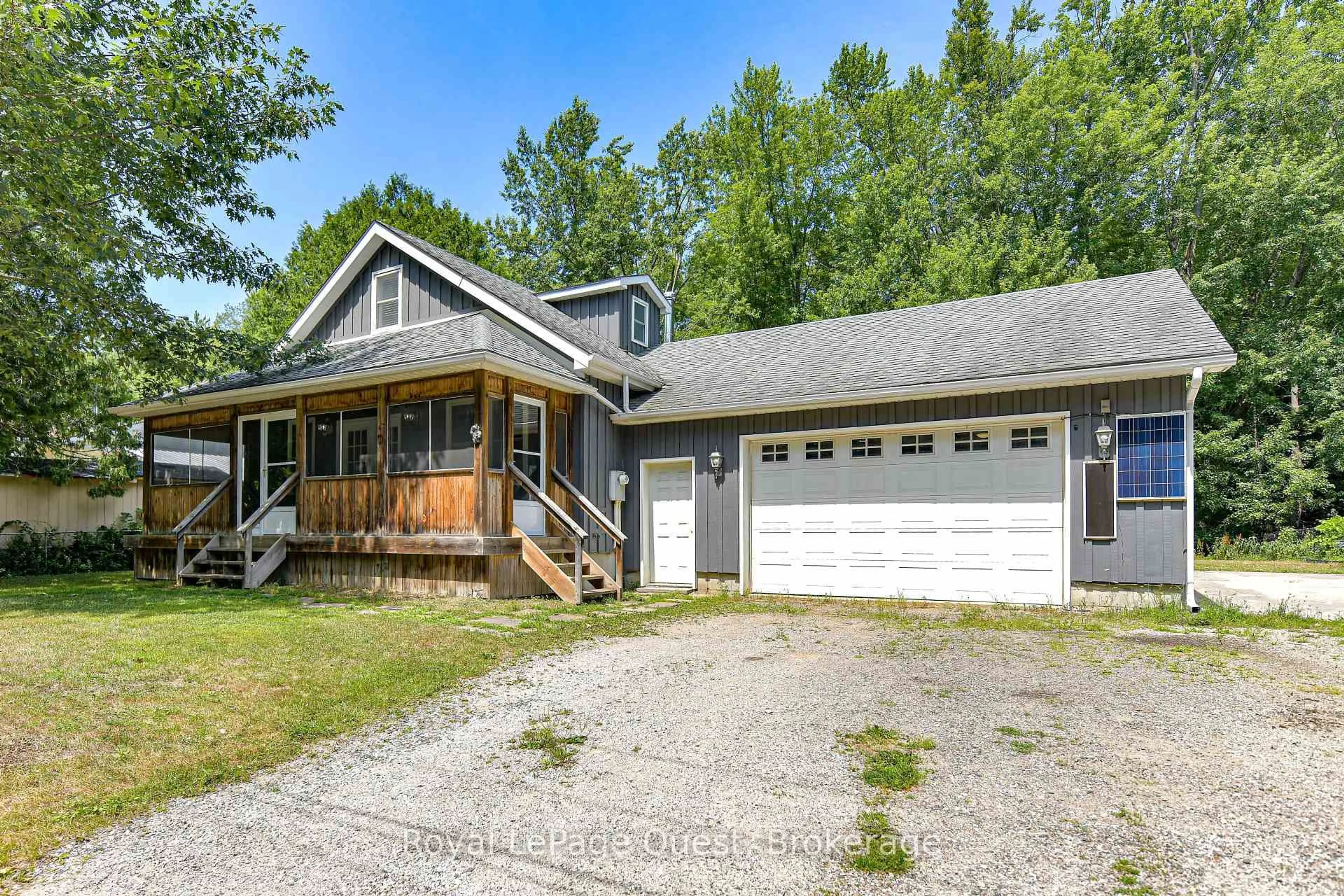 Home with vinyl exterior material, street for 1046 Southwood Rd, Gravenhurst Ontario P0E 1N0