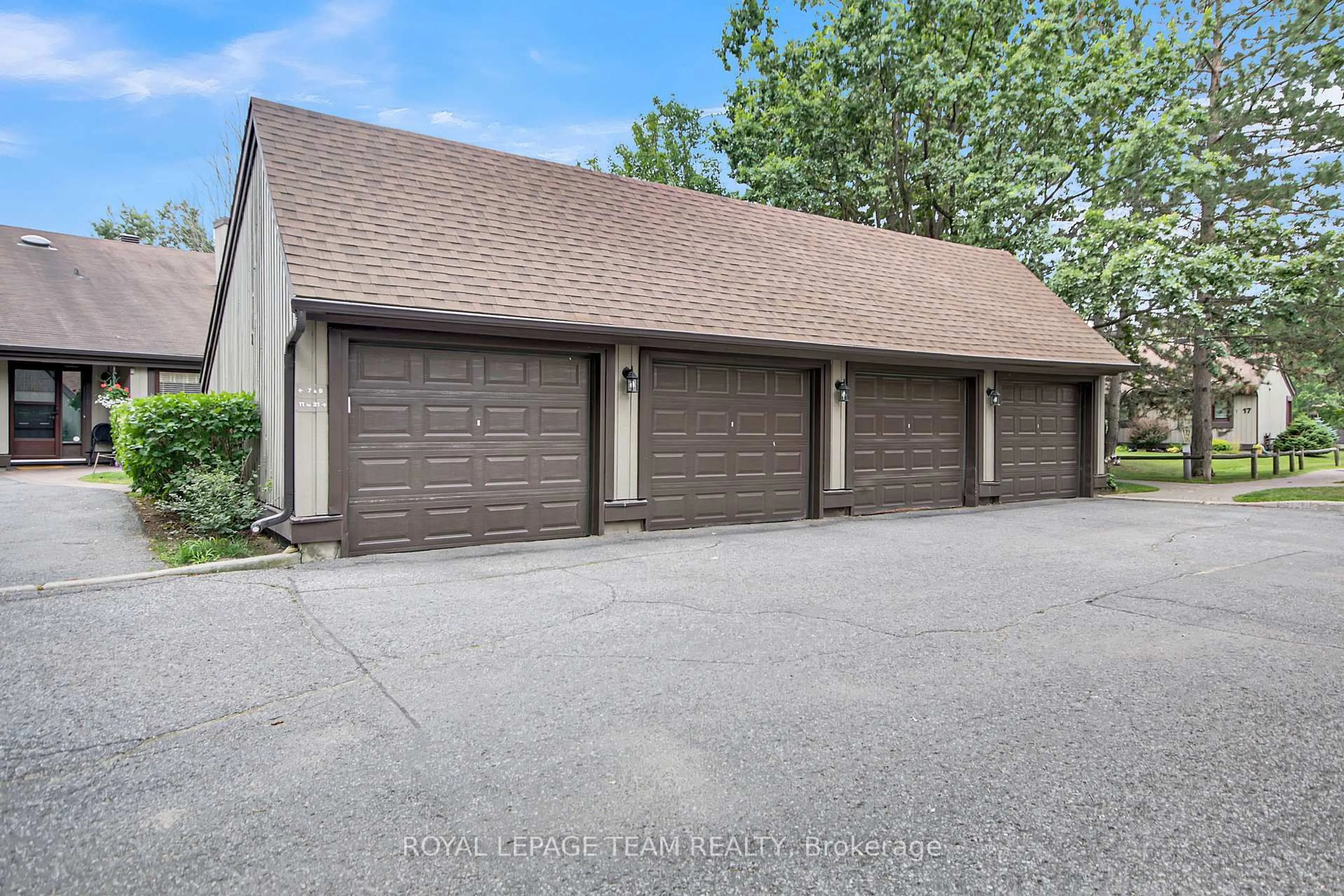 Indoor garage for 11 Torrey Pines Crt, Stittsville Ontario K2S 1R5