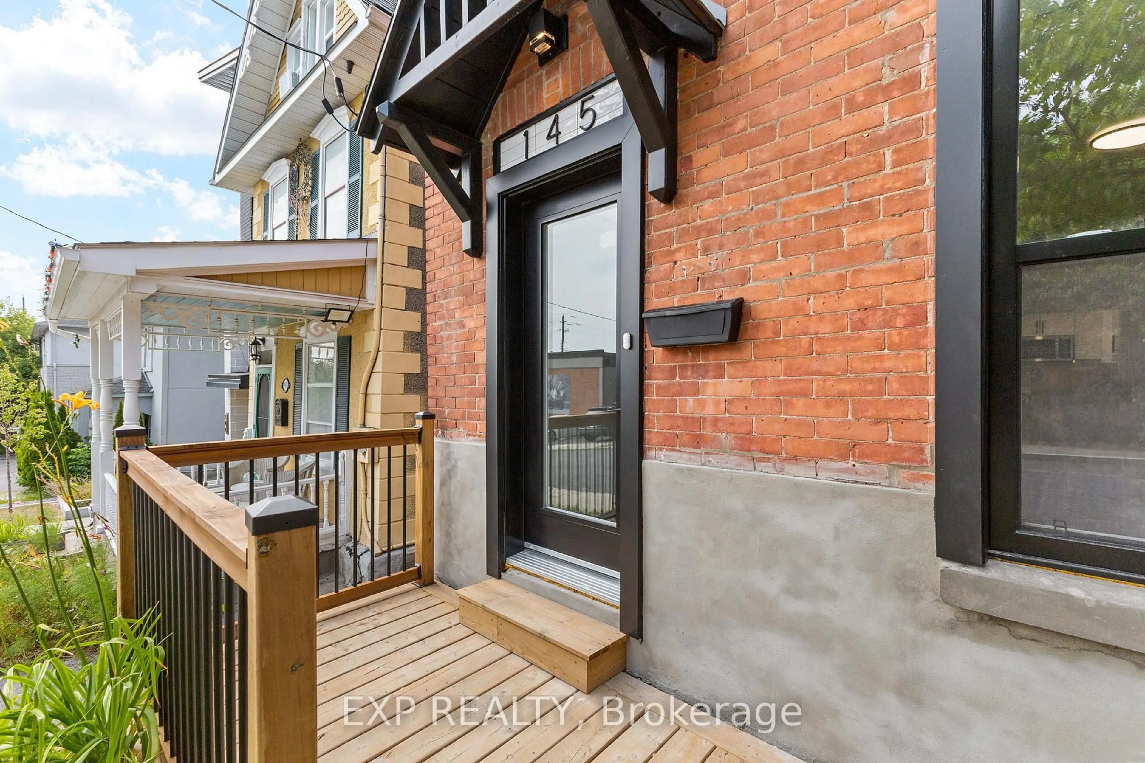 Indoor entryway for 145 Willow St, Ottawa Ontario K1R 6W2