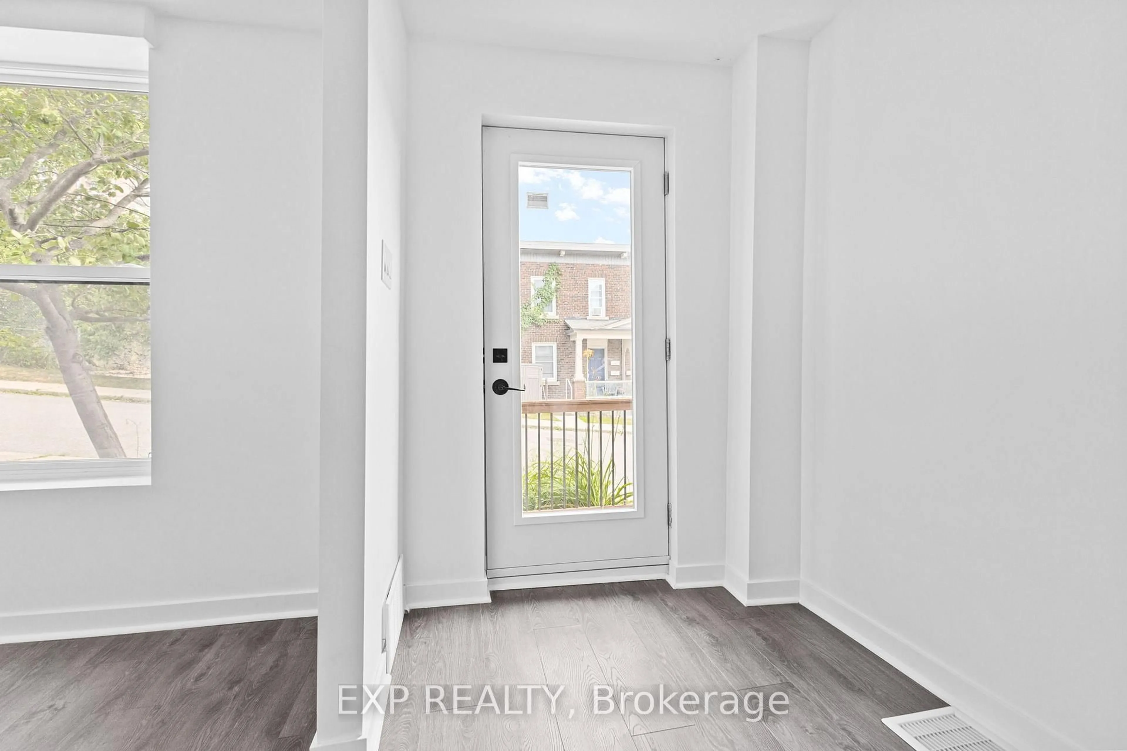 Indoor entryway for 145 Willow St, Ottawa Ontario K1R 6W2
