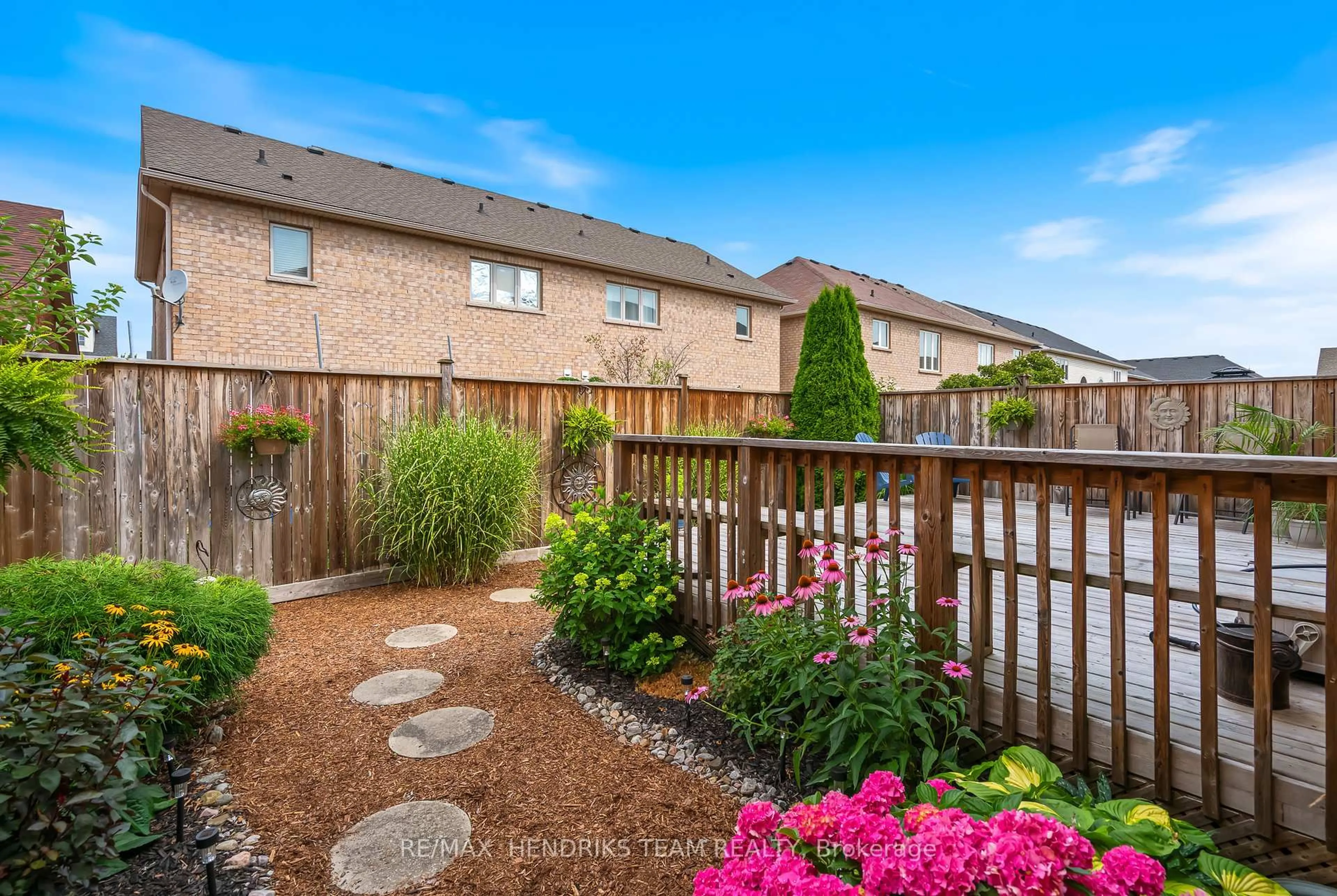 Patio, street for 89 Young Cres, Niagara-on-the-Lake Ontario L0S 1J0