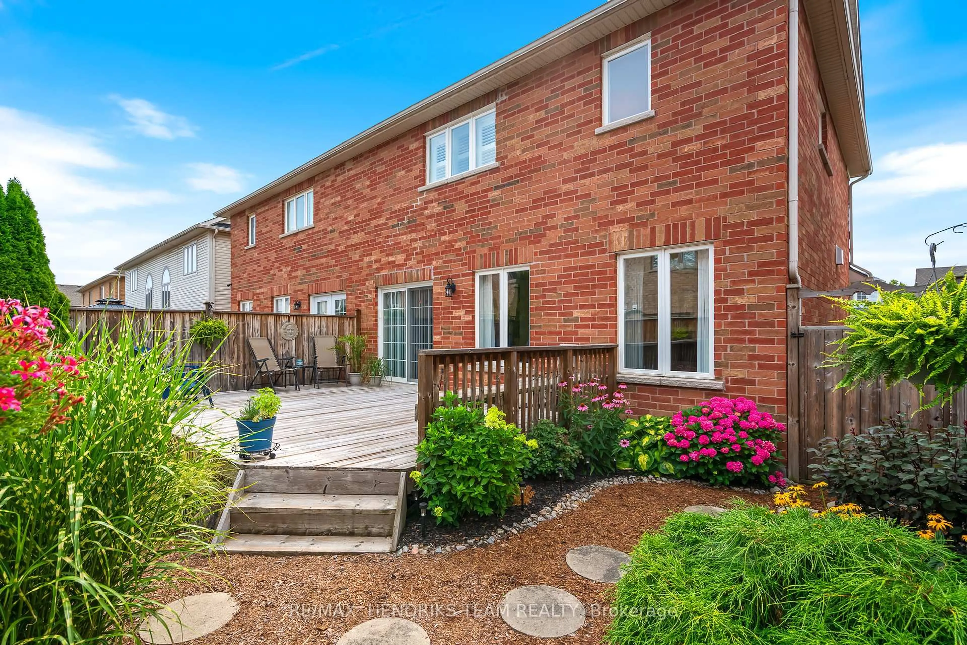 Home with brick exterior material, street for 89 Young Cres, Niagara-on-the-Lake Ontario L0S 1J0