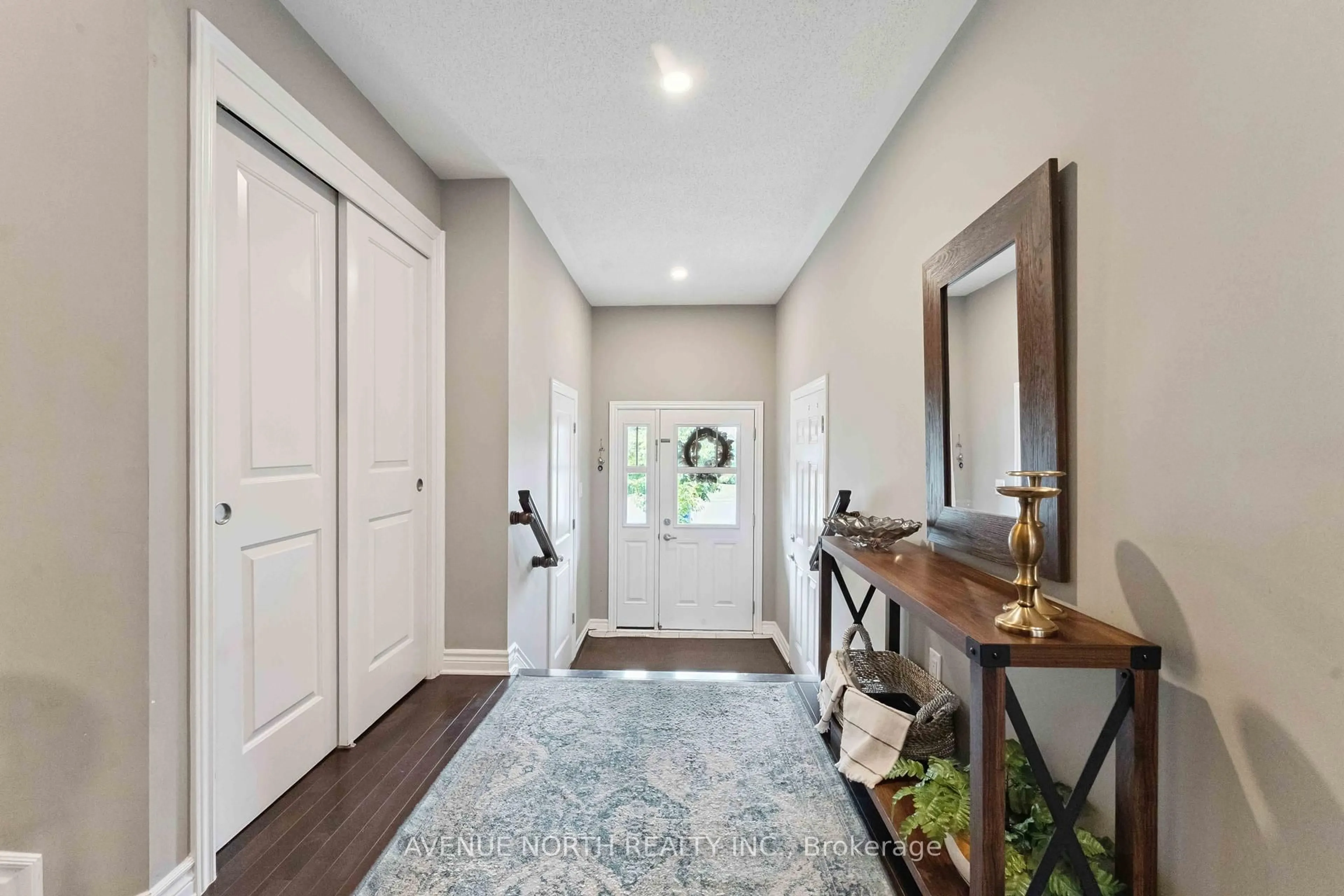 Indoor entryway for 106 Nacarat St, Ottawa Ontario K4A 1B1
