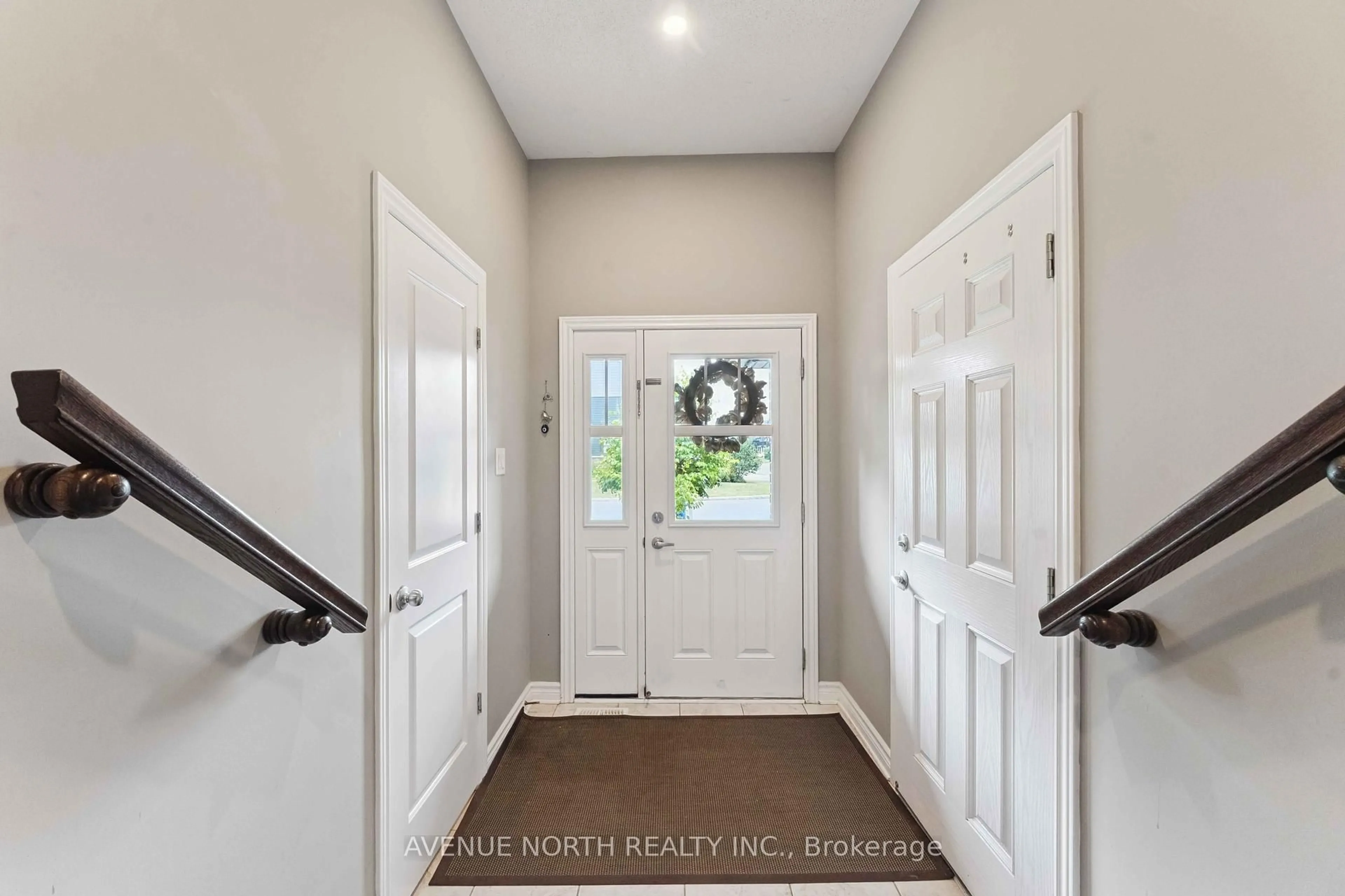 Indoor entryway for 106 Nacarat St, Ottawa Ontario K4A 1B1