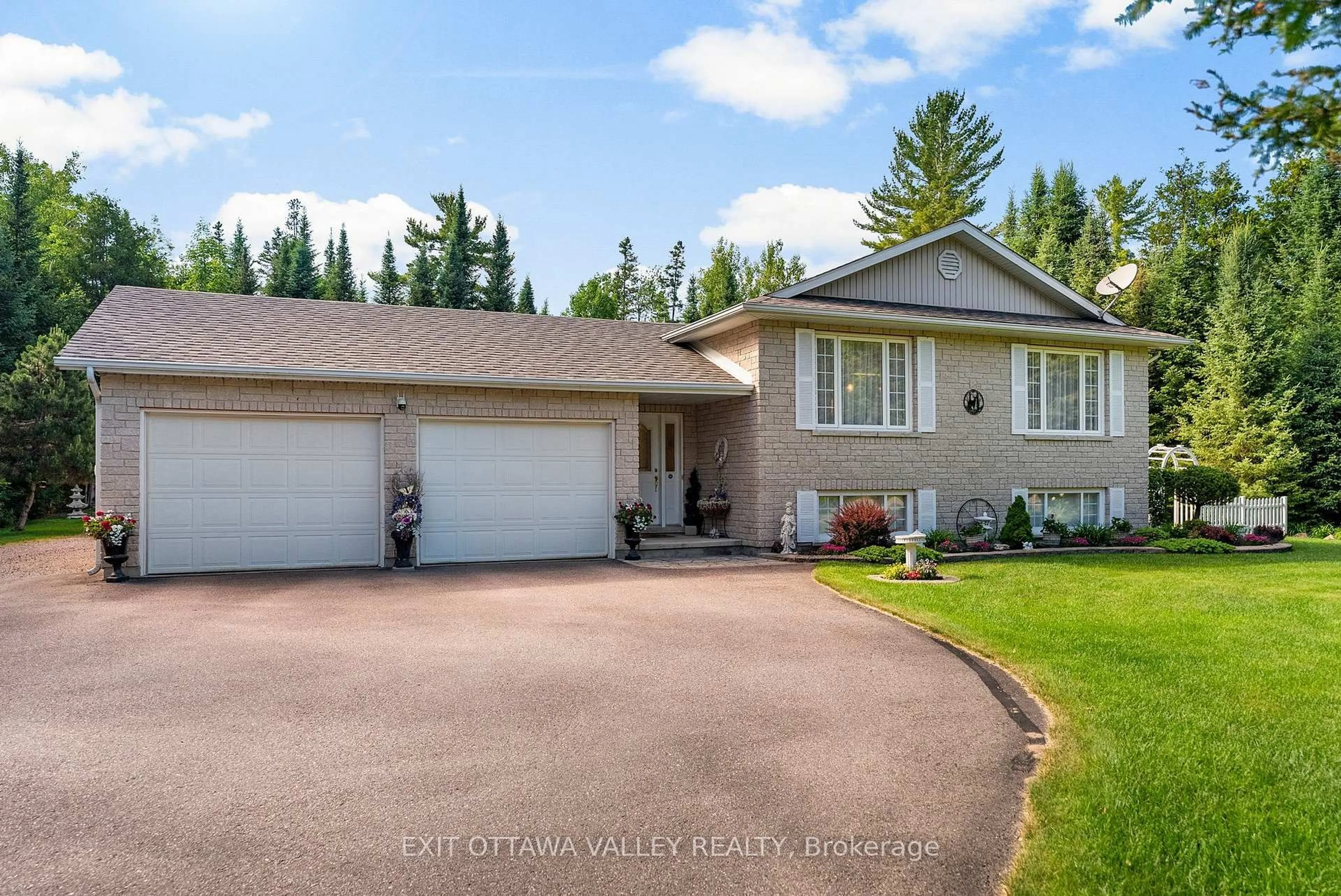 A pic from outside/outdoor area/front of a property/back of a property/a pic from drone, street for 561 Forest Park Rd, Pembroke Ontario K8A 6W2