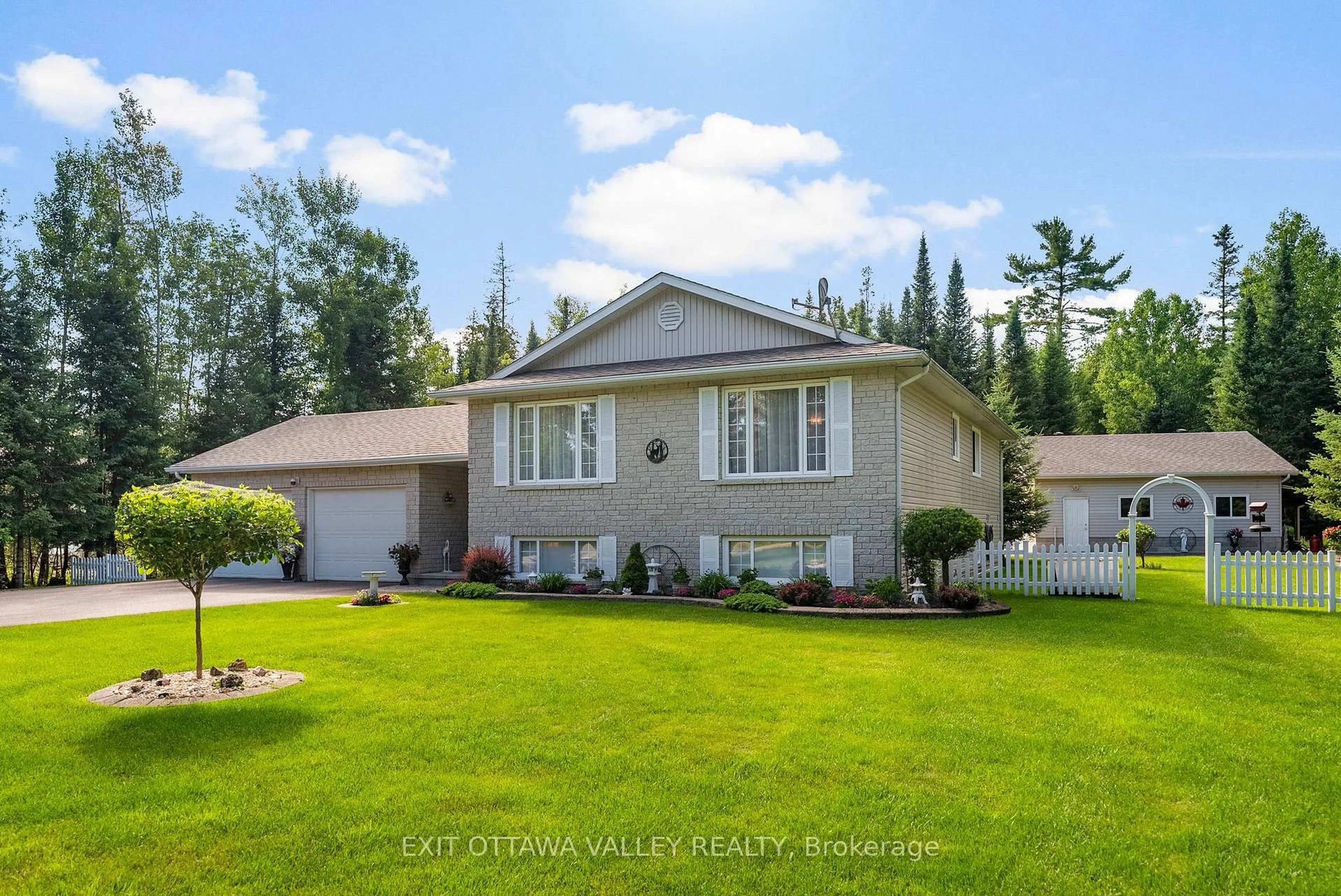 Home with vinyl exterior material, unknown for 561 Forest Park Rd, Pembroke Ontario K8A 6W2