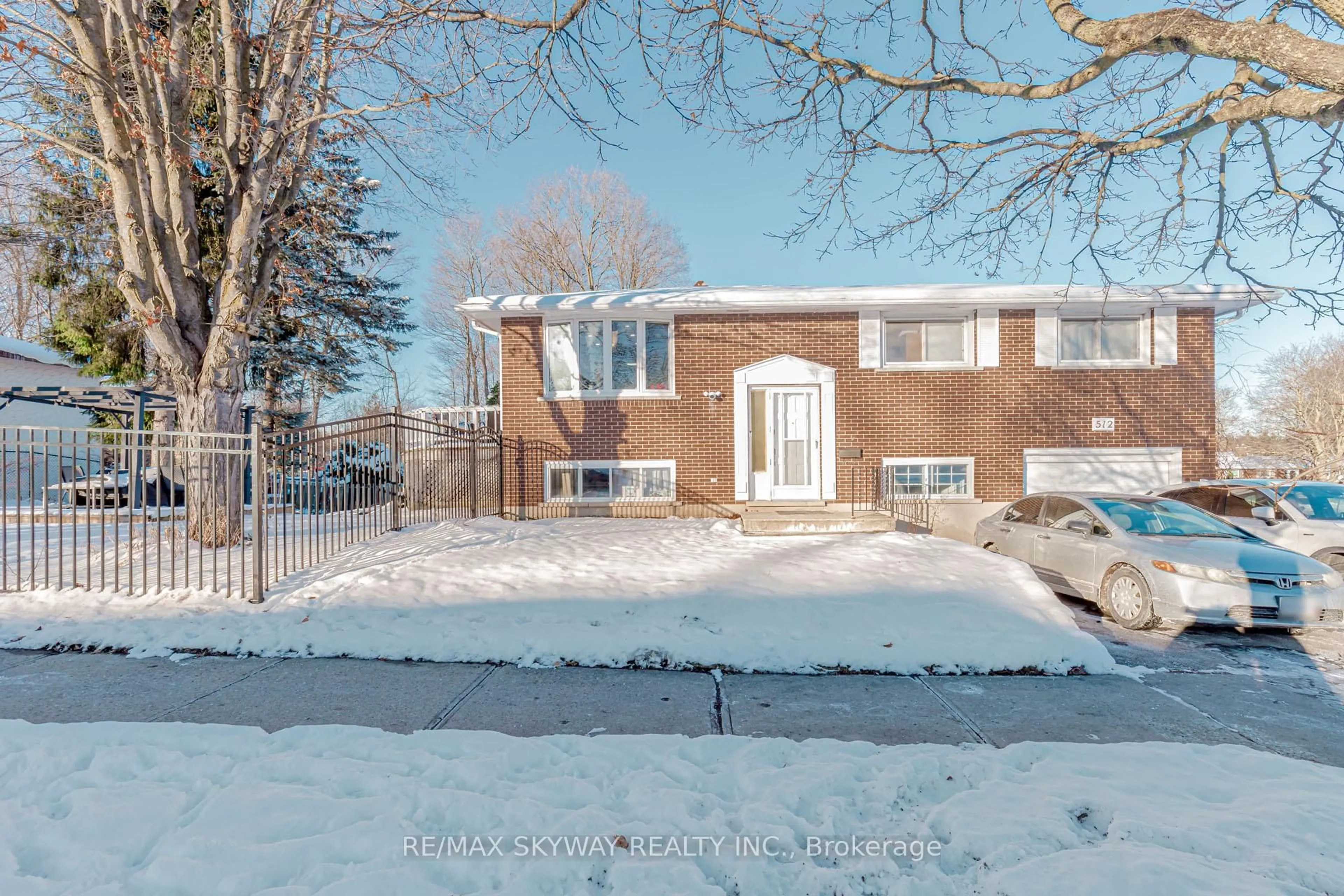 A pic from outside/outdoor area/front of a property/back of a property/a pic from drone, street for 512 Glendene Cres, Waterloo Ontario N2L 4P4