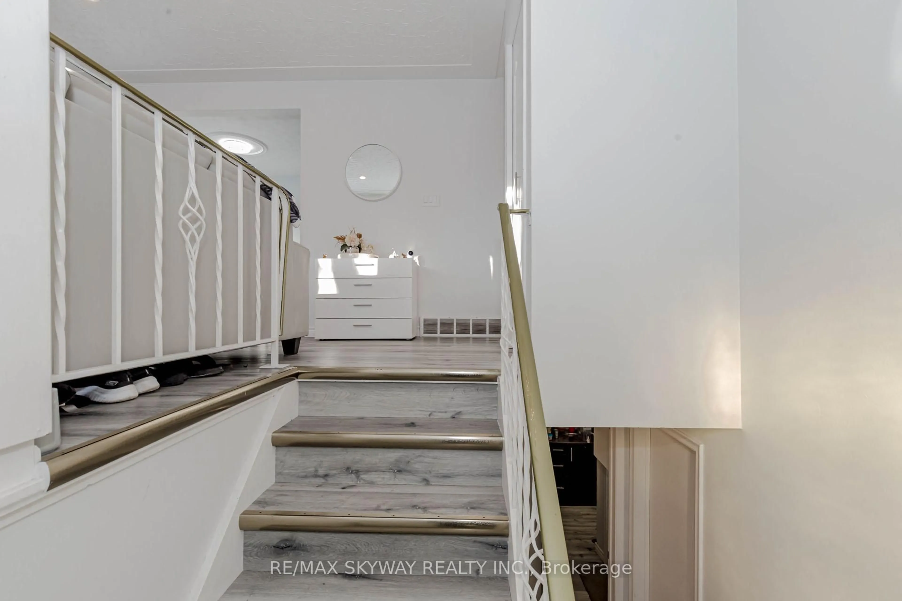 Stairs for 512 Glendene Cres, Waterloo Ontario N2L 4P4