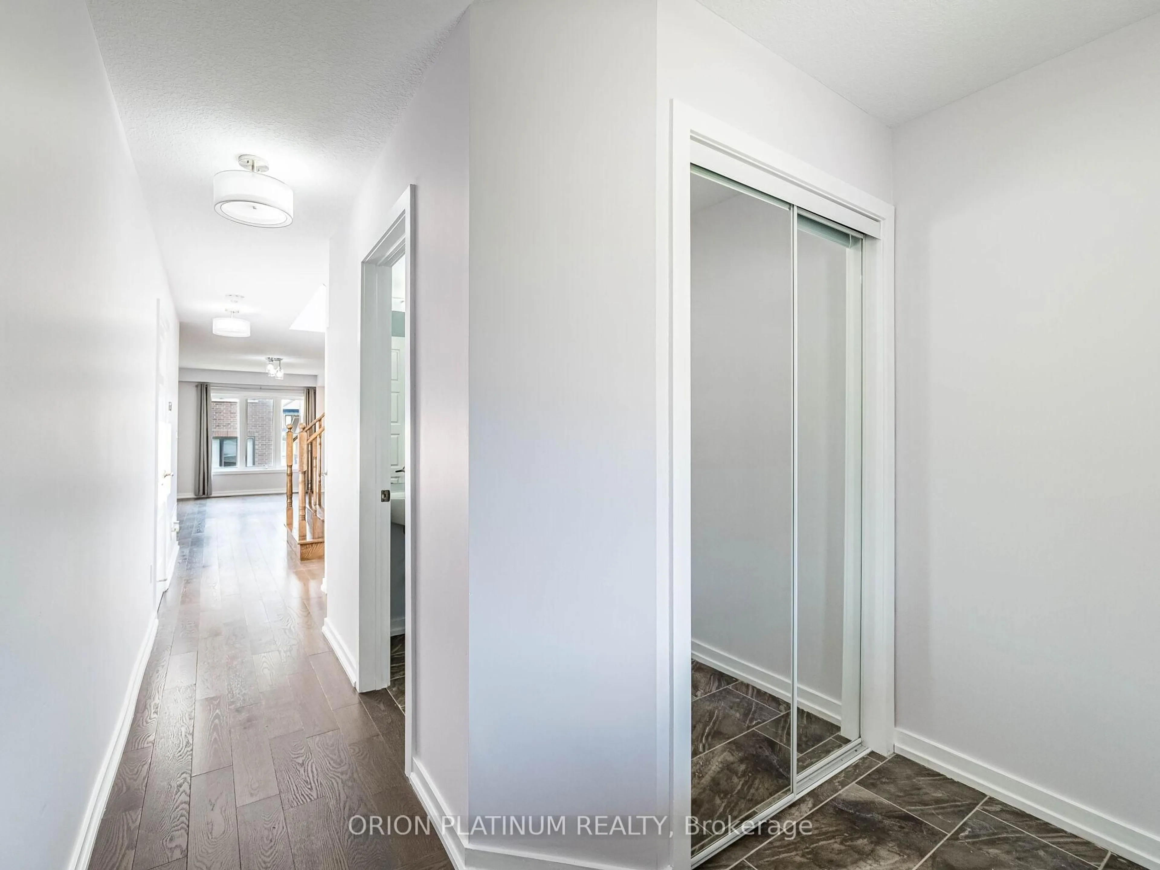 Indoor entryway for 12 Bradshaw Dr, Hamilton Ontario L8J 0K7