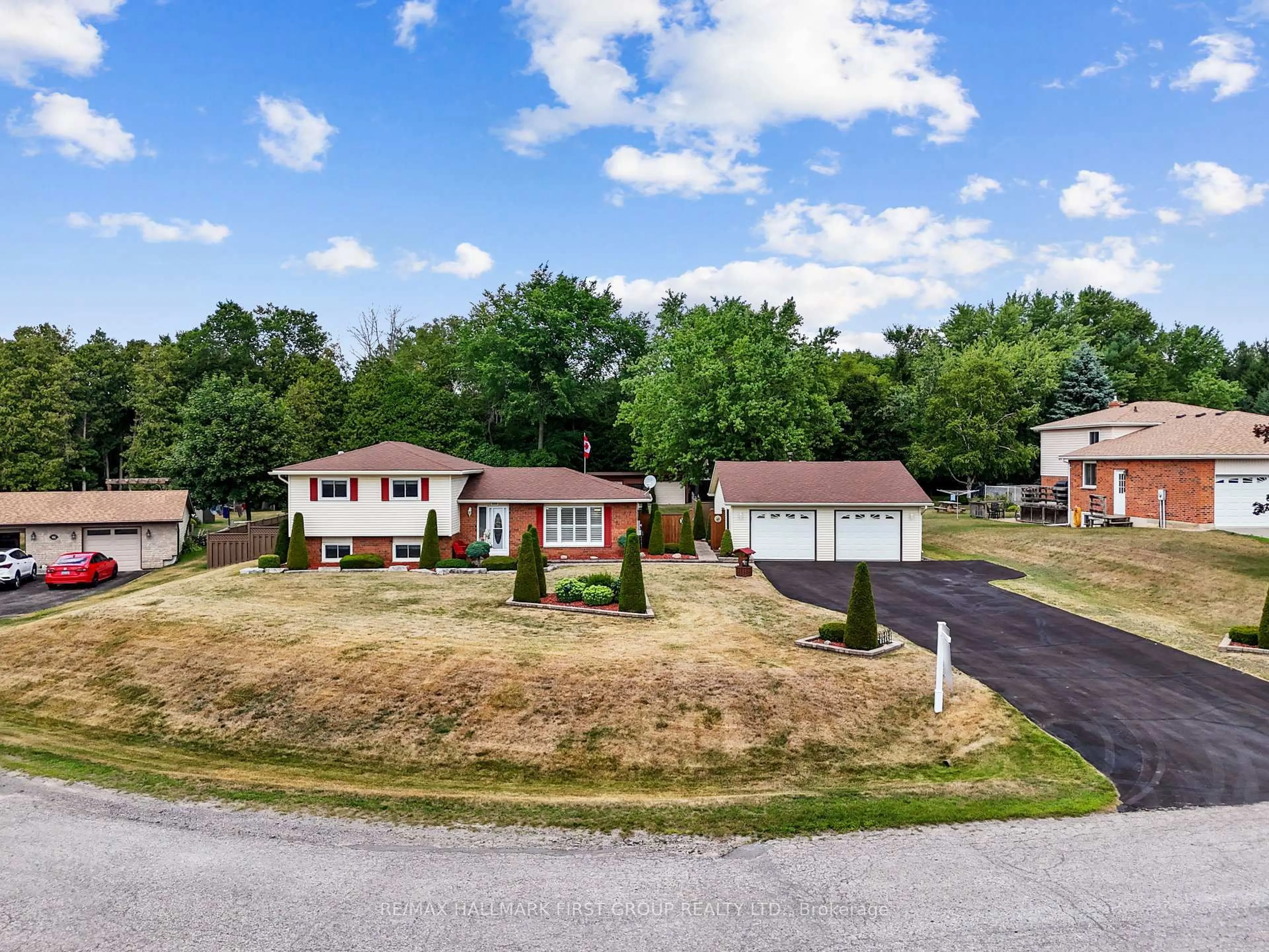 A pic from outside/outdoor area/front of a property/back of a property/a pic from drone, unknown for 8266 Albert Crt, Hamilton Township Ontario K9A 4J7