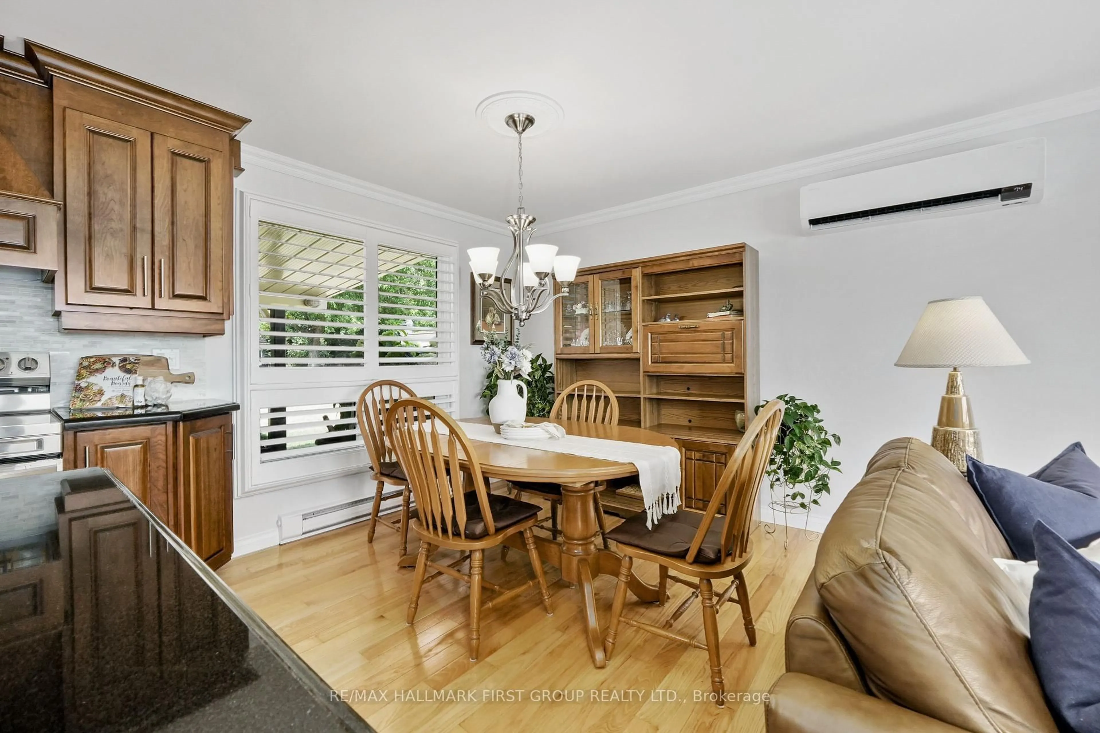 Open concept kitchen, wood/laminate floor for 8266 Albert Crt, Hamilton Township Ontario K9A 4J7