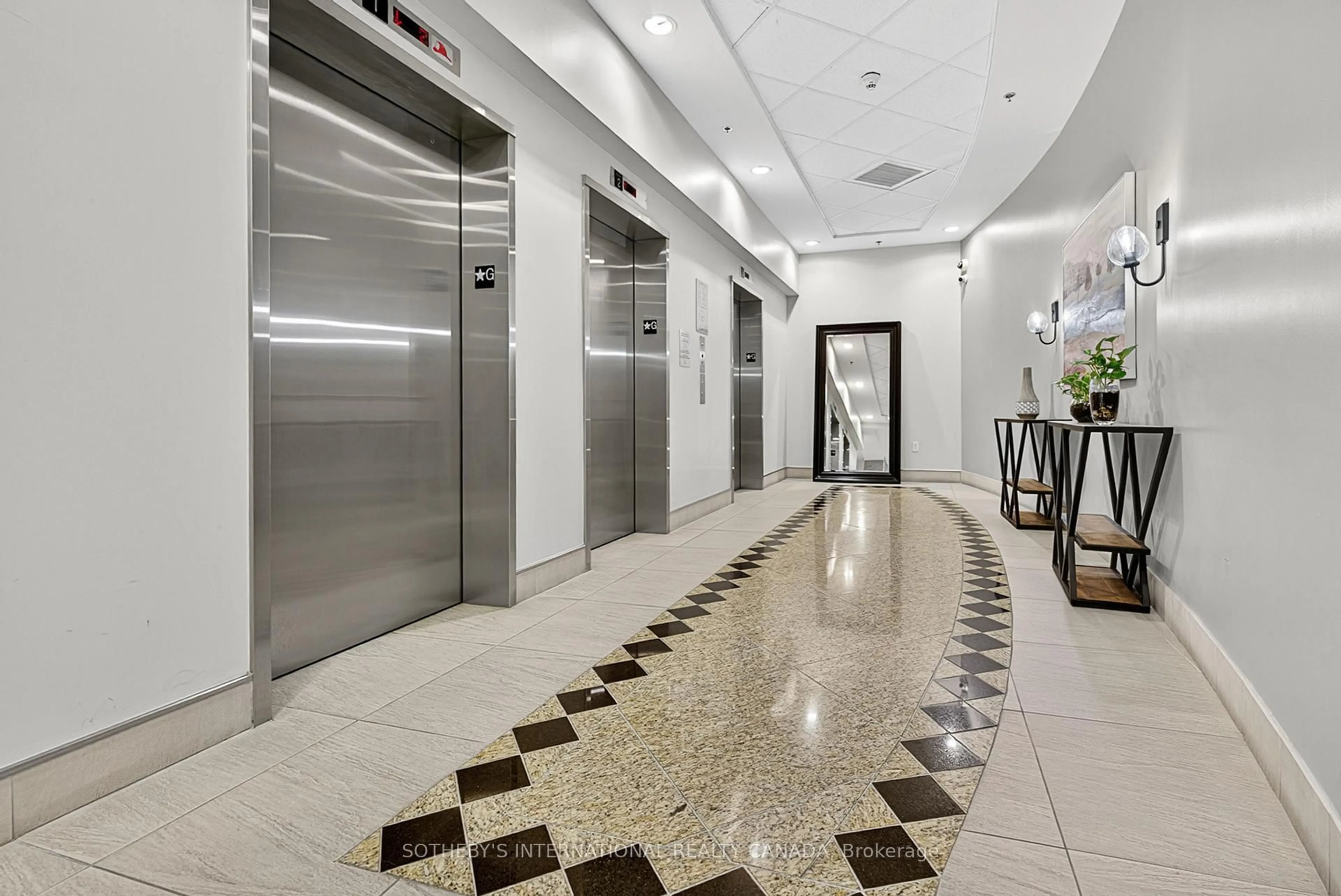 Indoor foyer for 90 Landry St #1509, Ottawa Ontario K1L 0A9