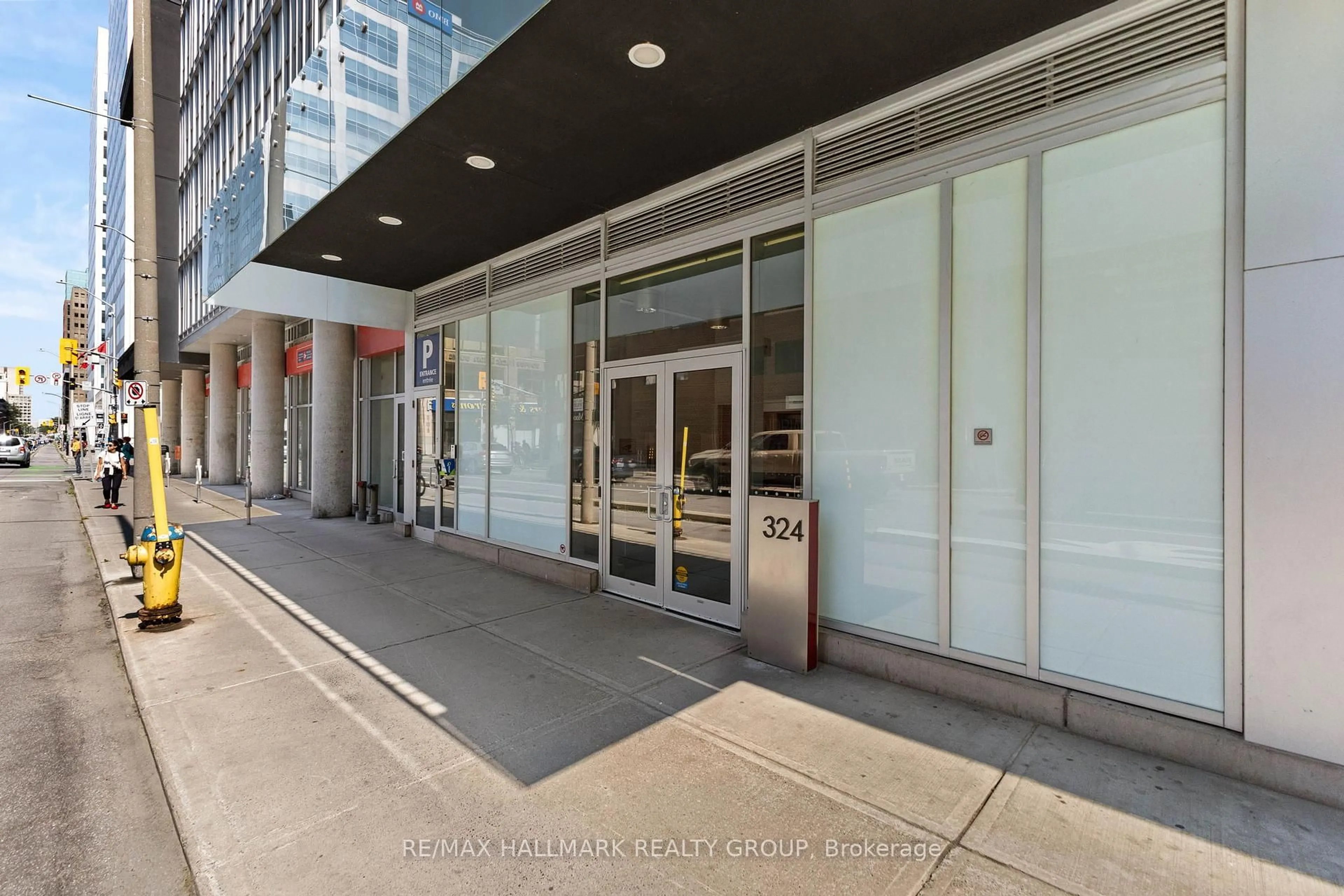 Indoor foyer for 324 Laurier Ave #2105, Ottawa Ontario K1P 0A4