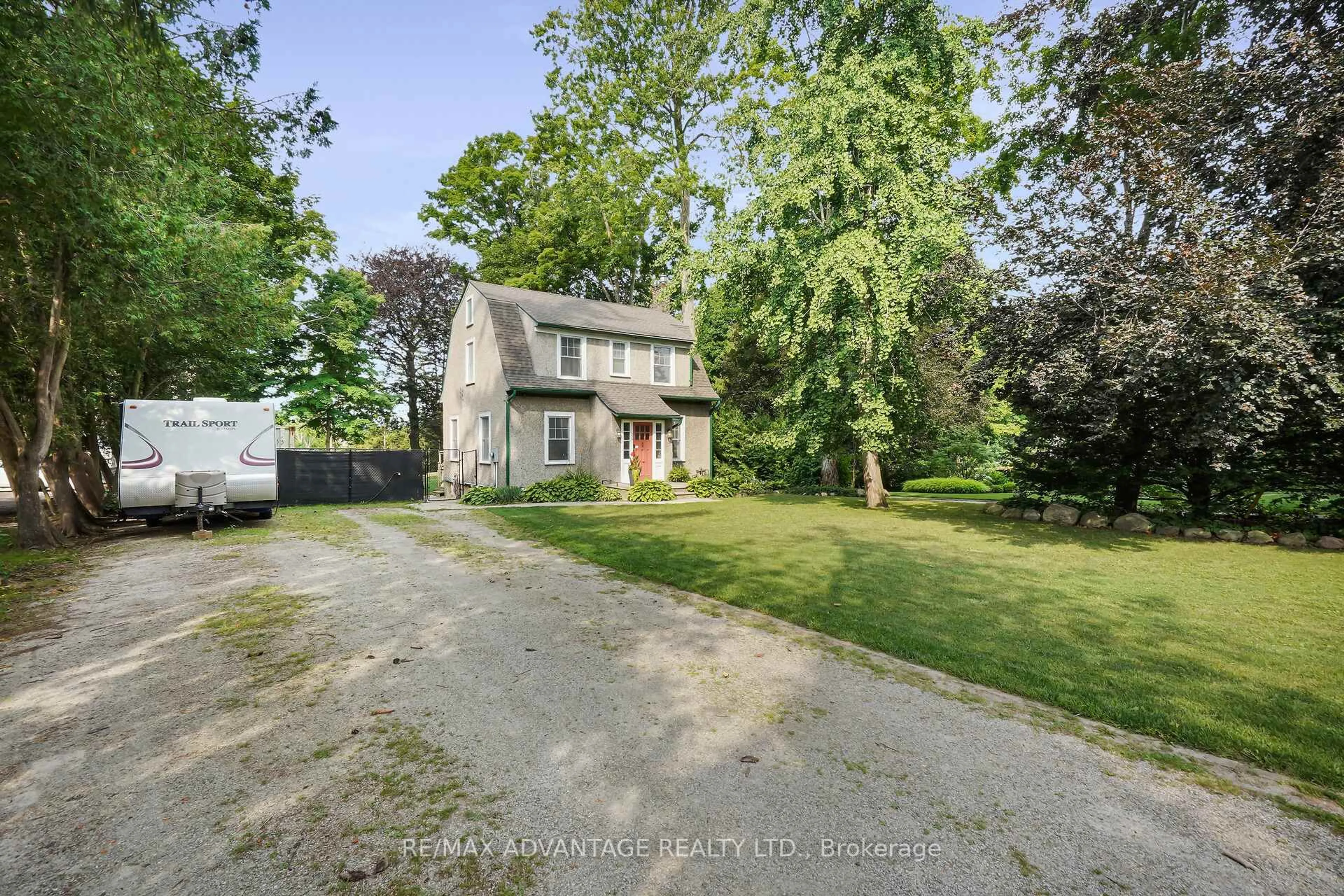 A pic from outside/outdoor area/front of a property/back of a property/a pic from drone, street for 336 Thames St, Ingersoll Ontario N5C 2V1