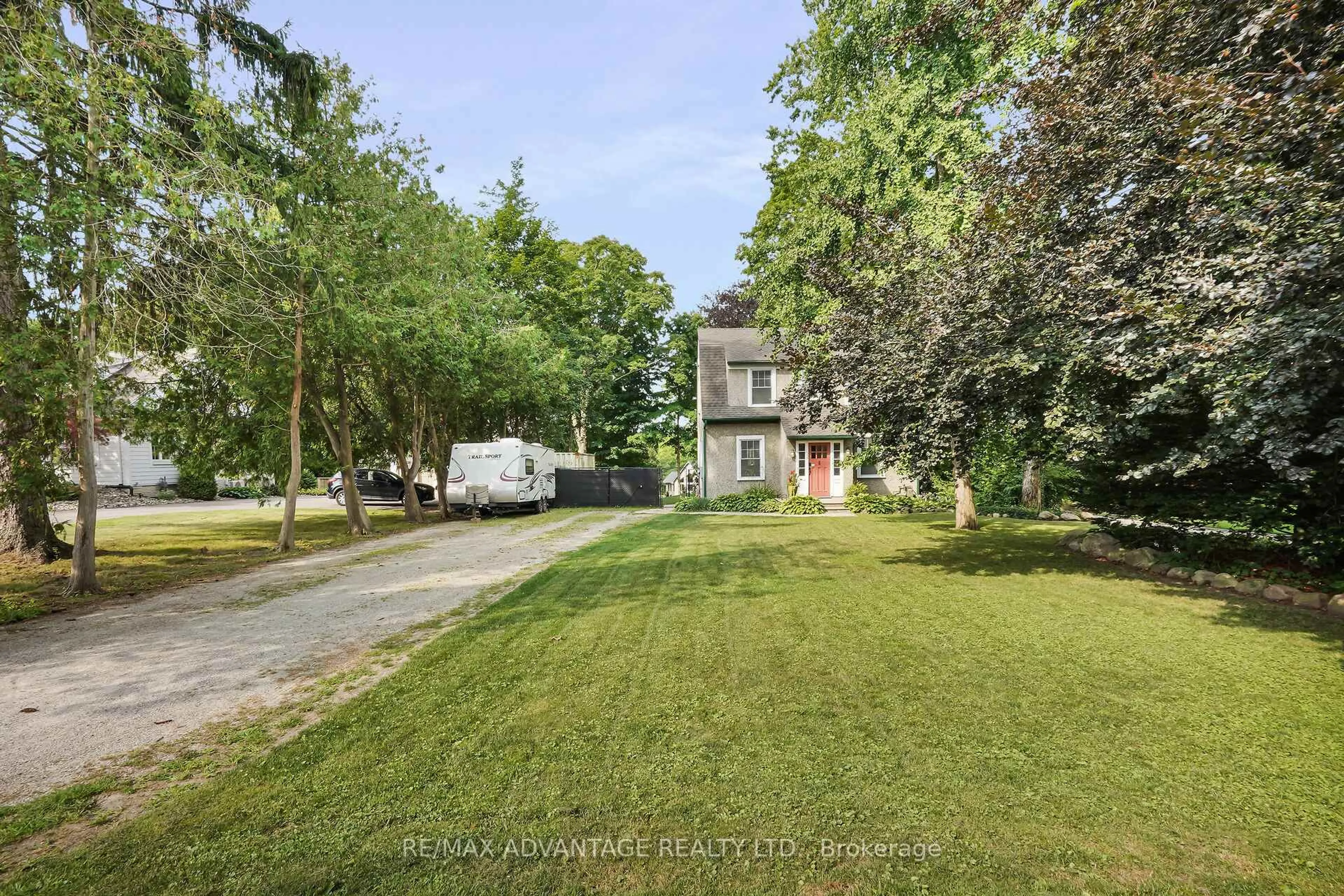 A pic from outside/outdoor area/front of a property/back of a property/a pic from drone, street for 336 Thames St, Ingersoll Ontario N5C 2V1
