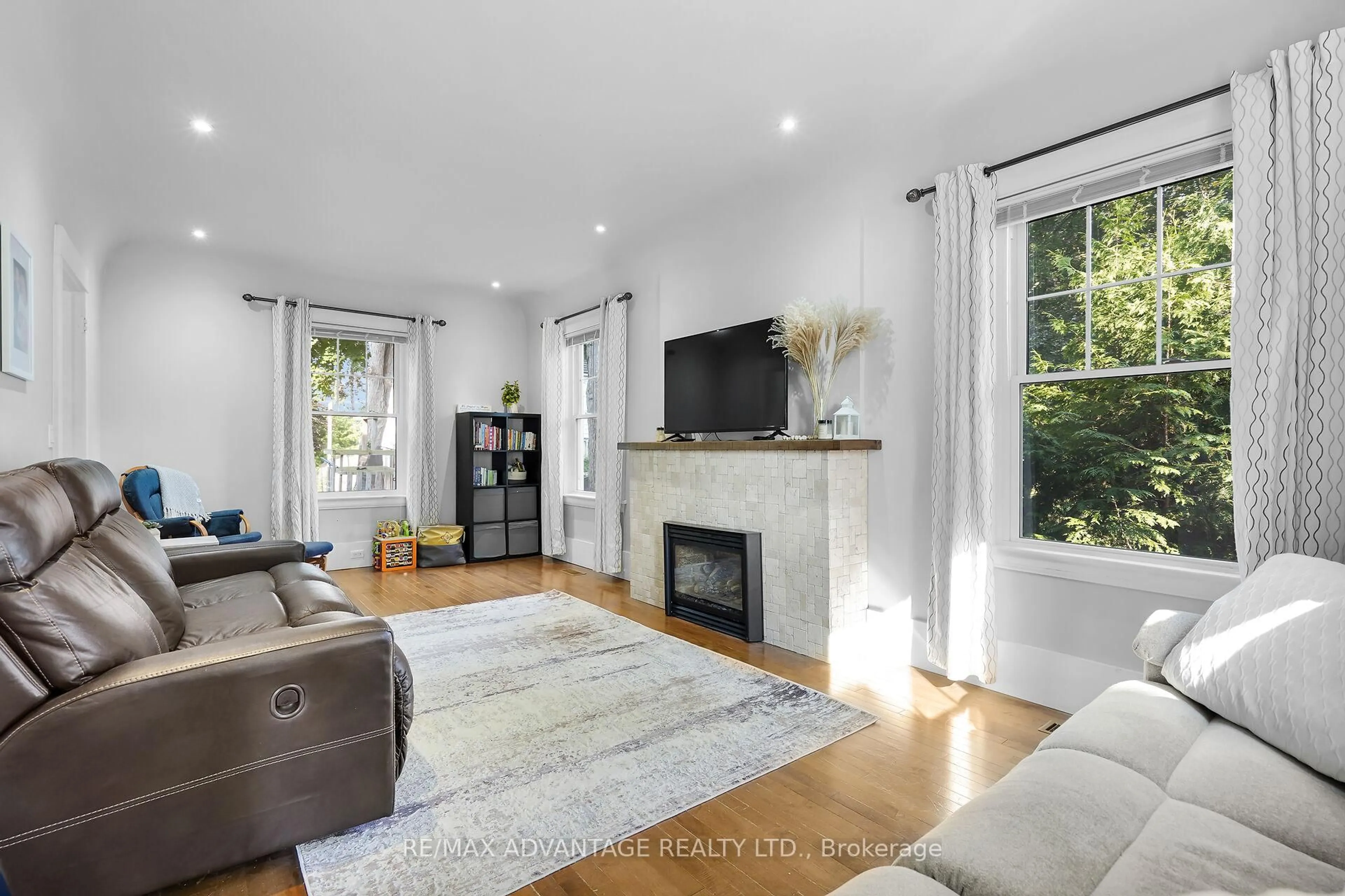 Living room with furniture, unknown for 336 Thames St, Ingersoll Ontario N5C 2V1