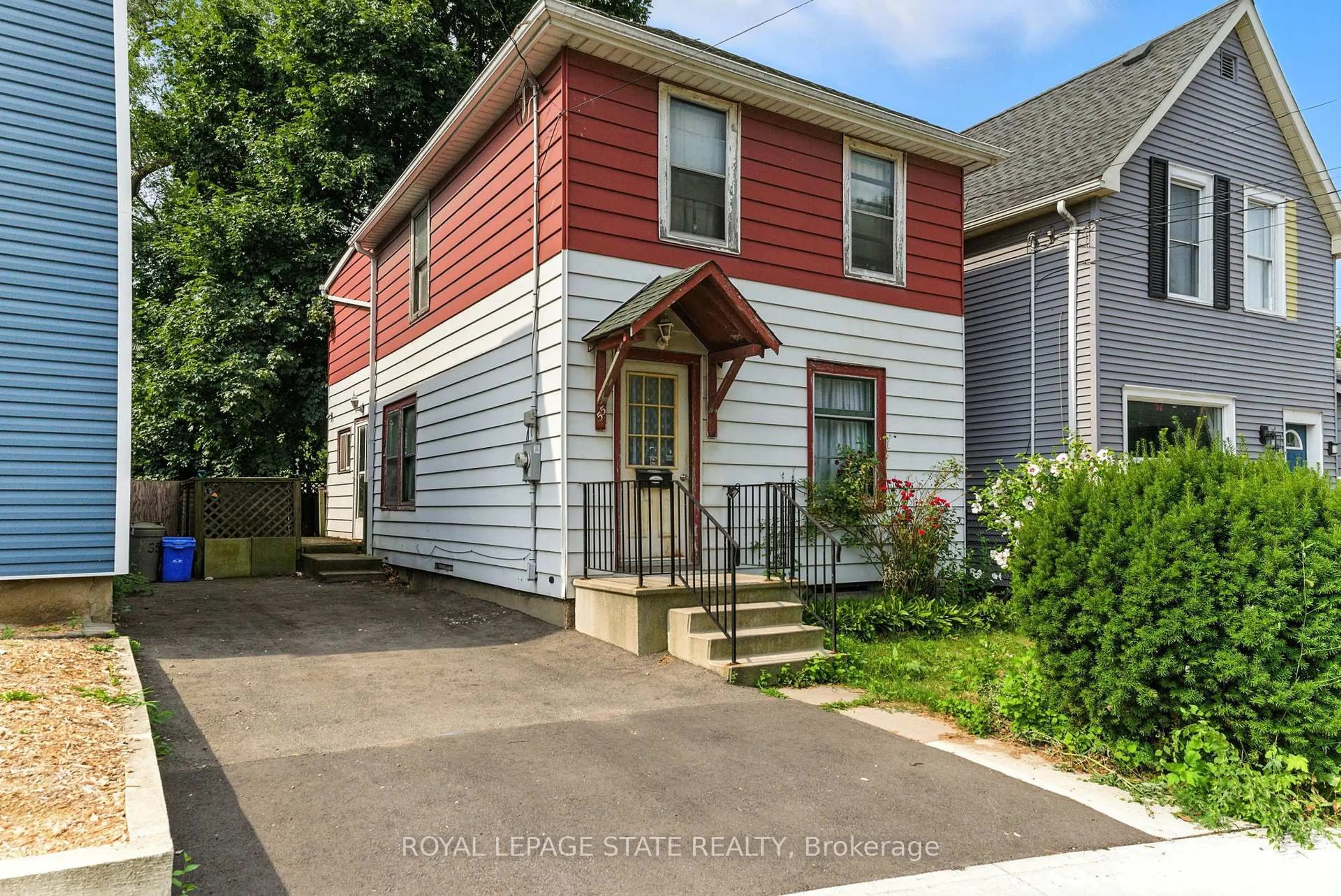 Home with vinyl exterior material, street for 55 Jones St, Hamilton Ontario L8R 1X9