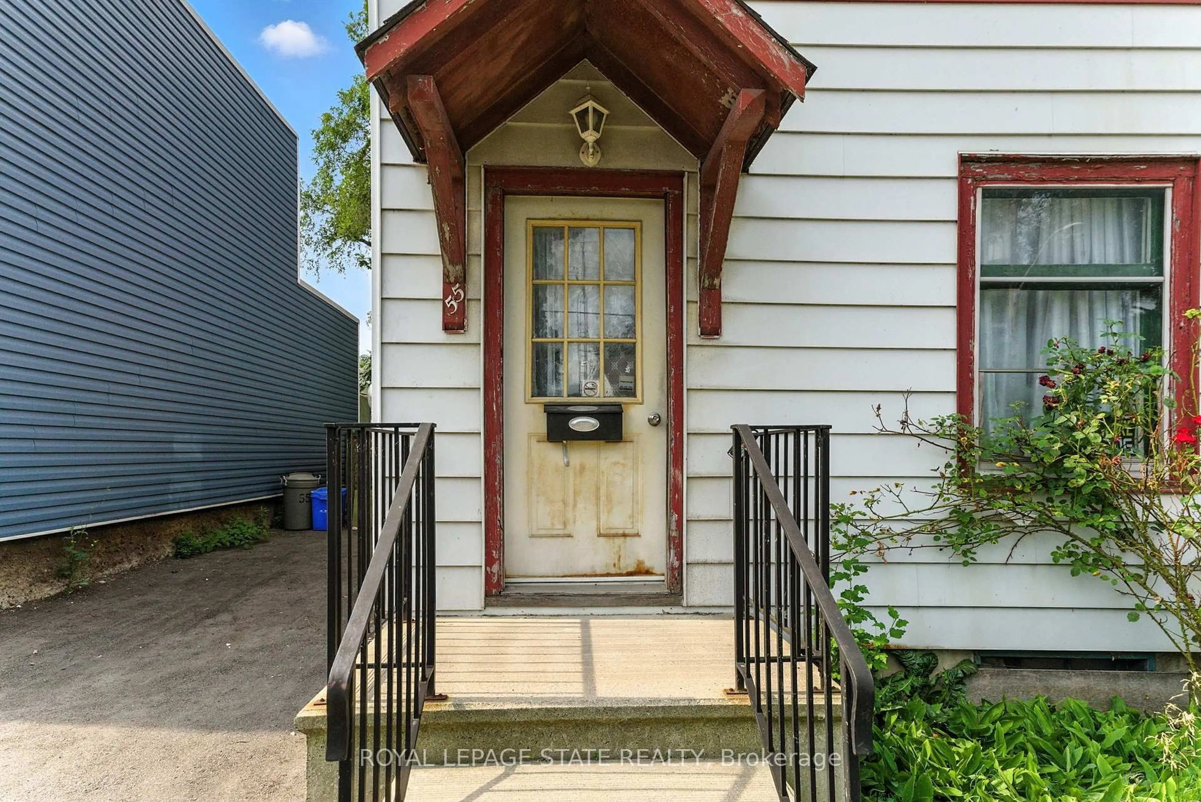 Indoor entryway for 55 Jones St, Hamilton Ontario L8R 1X9