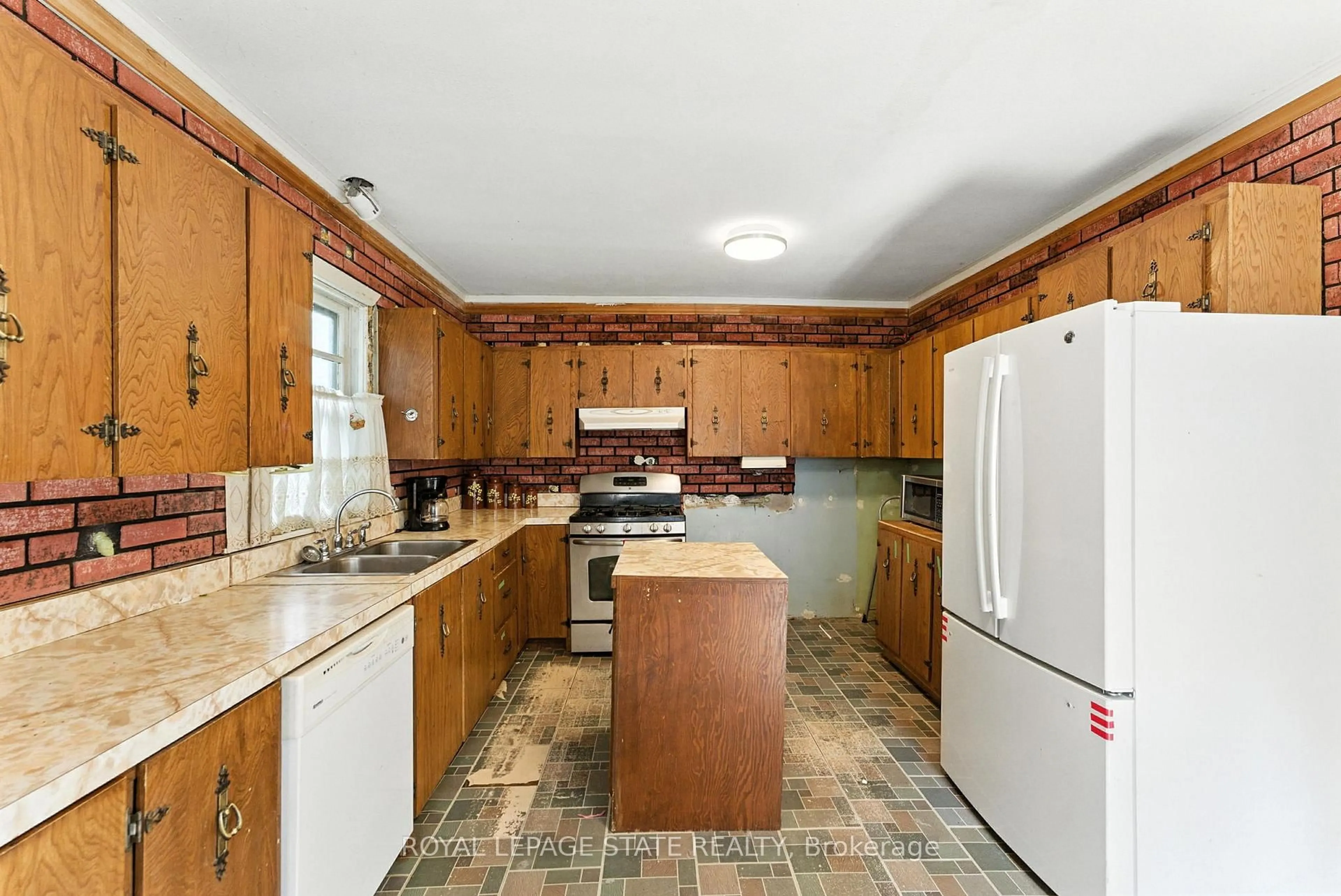 Standard kitchen, ceramic/tile floor for 55 Jones St, Hamilton Ontario L8R 1X9