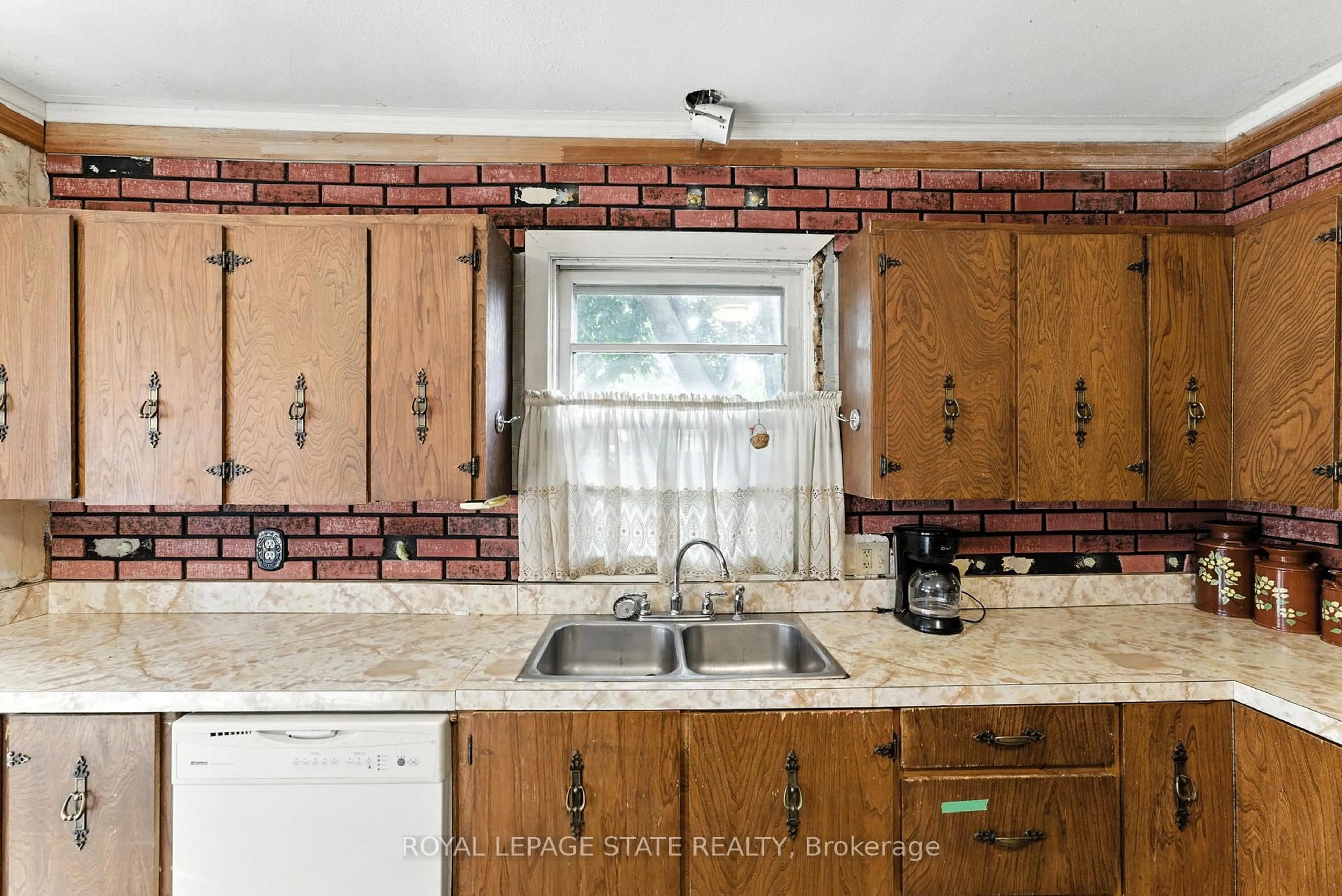 Standard kitchen, ceramic/tile floor for 55 Jones St, Hamilton Ontario L8R 1X9