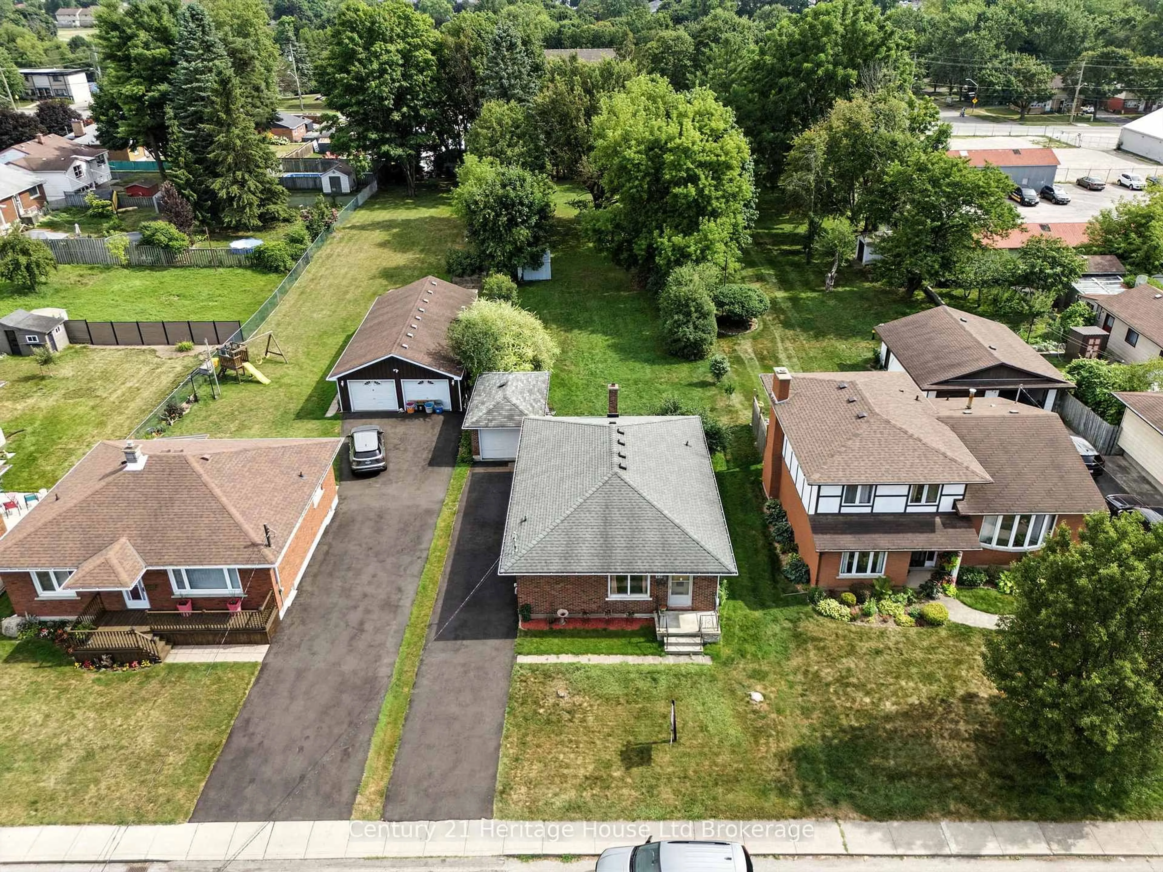 A pic from outside/outdoor area/front of a property/back of a property/a pic from drone, street for 830 Anne St, Woodstock Ontario N4S 2E7