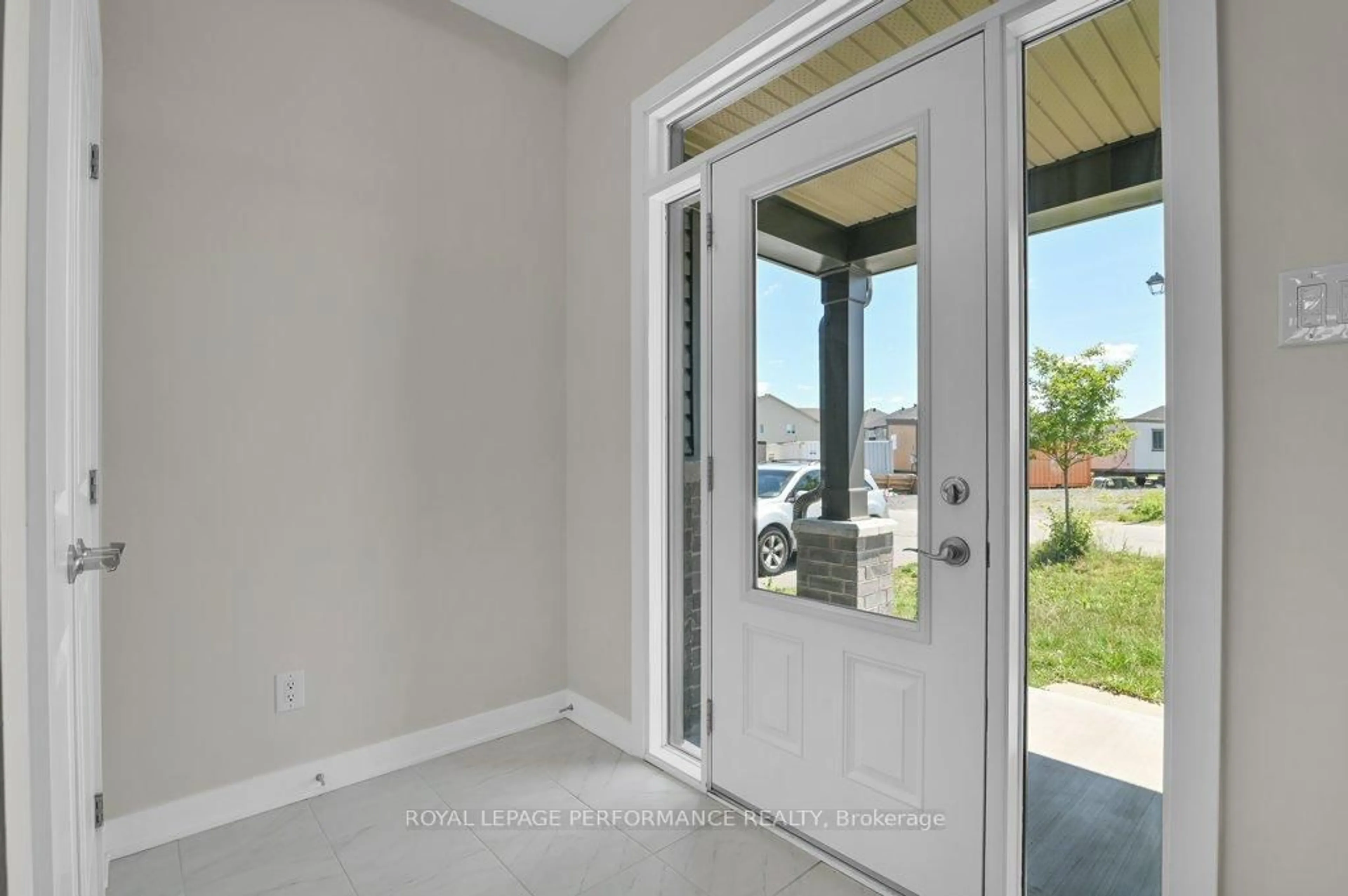 Indoor entryway for 106 WABIKON Cres, Ottawa Ontario K1X 0H8