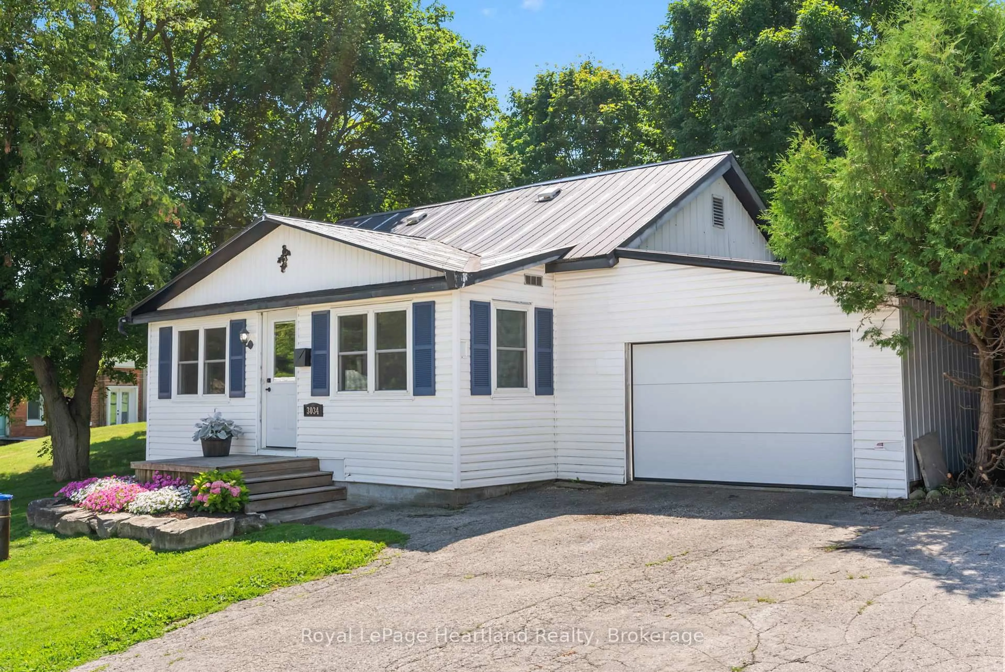 Home with vinyl exterior material, street for 3034 Louisa St, Howick Ontario N0G 1V0