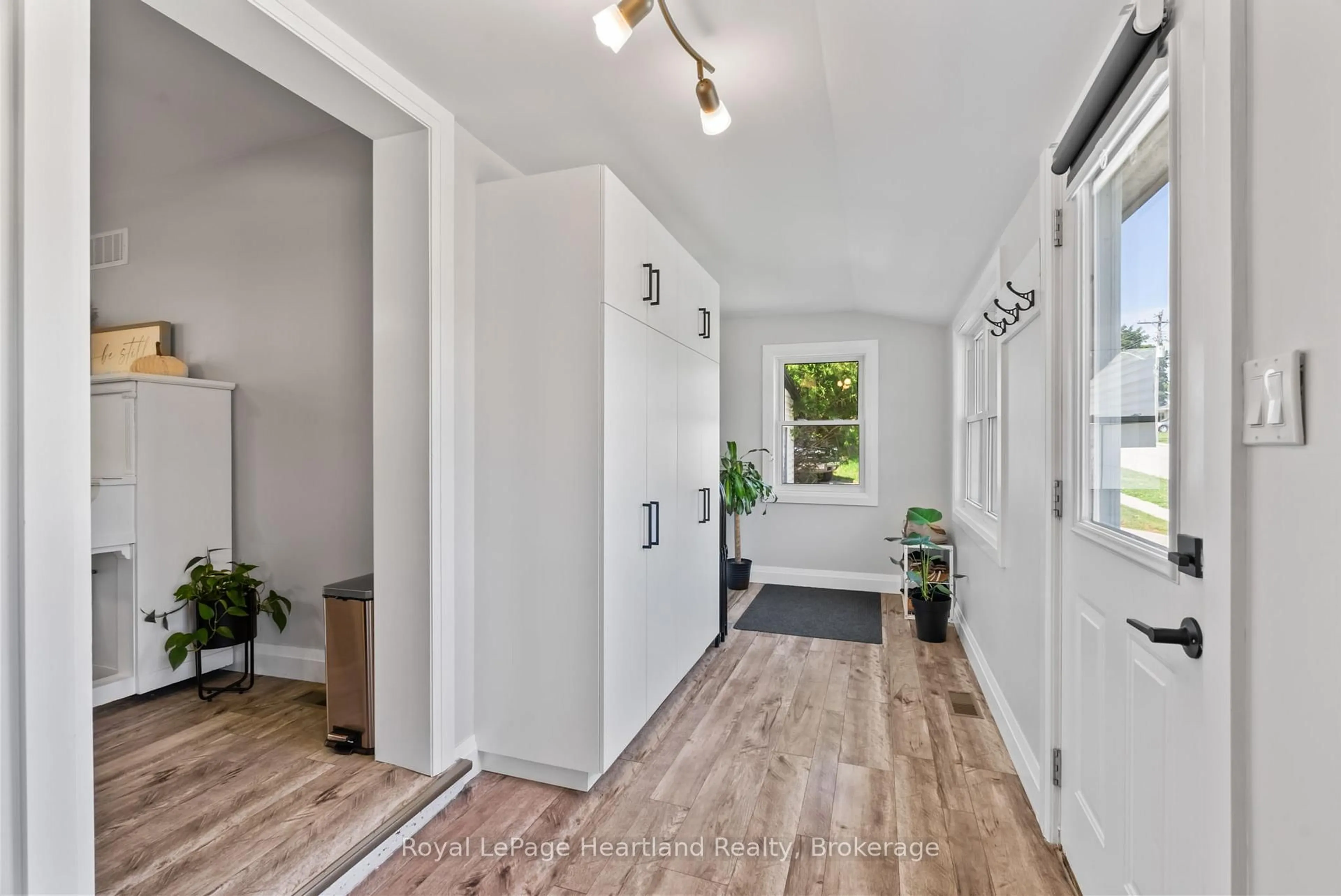 Indoor entryway for 3034 Louisa St, Howick Ontario N0G 1V0