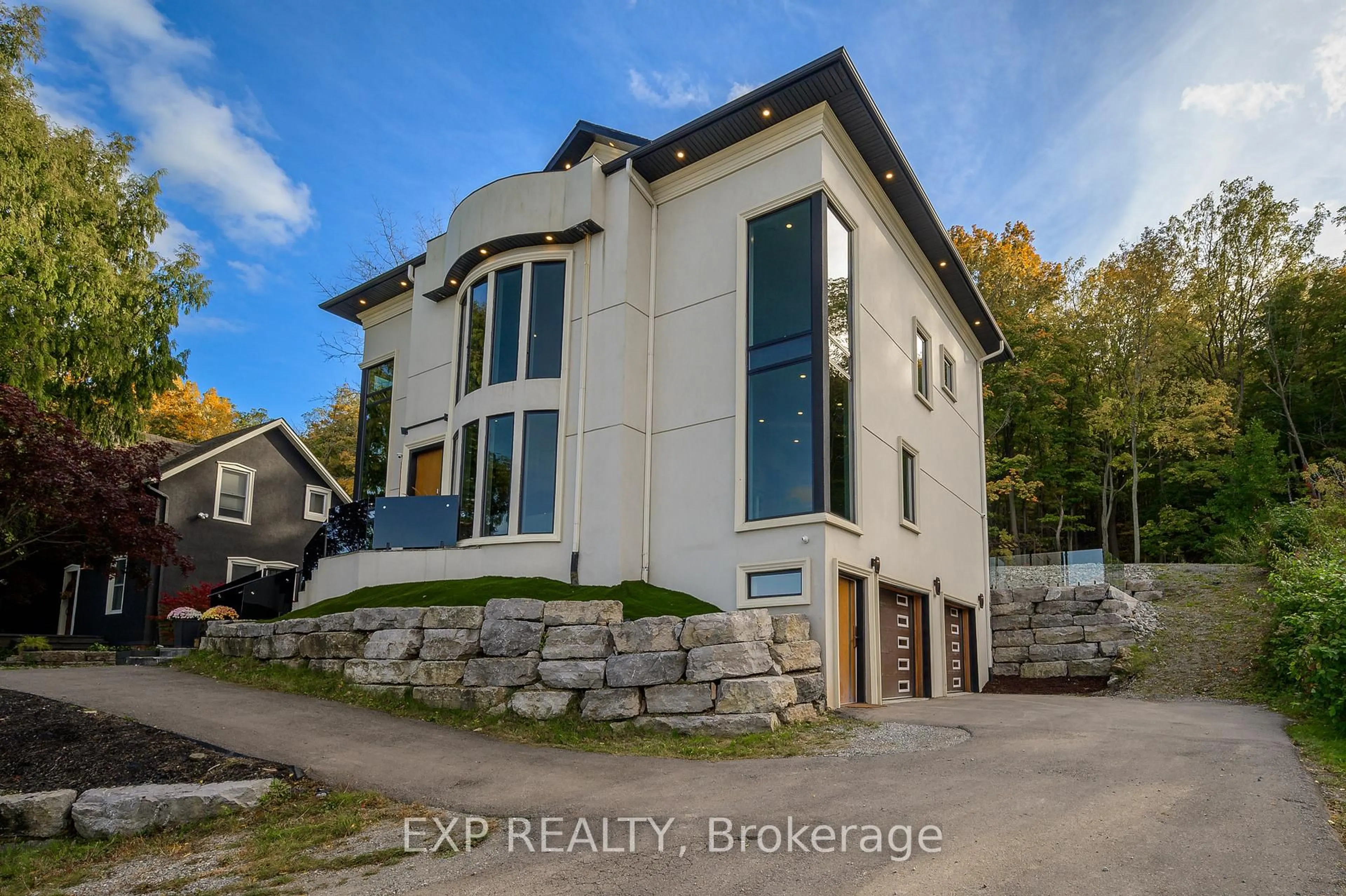 A pic from outside/outdoor area/front of a property/back of a property/a pic from drone, building for 237 MAIN St #B, Grimsby Ontario L3M 1S1