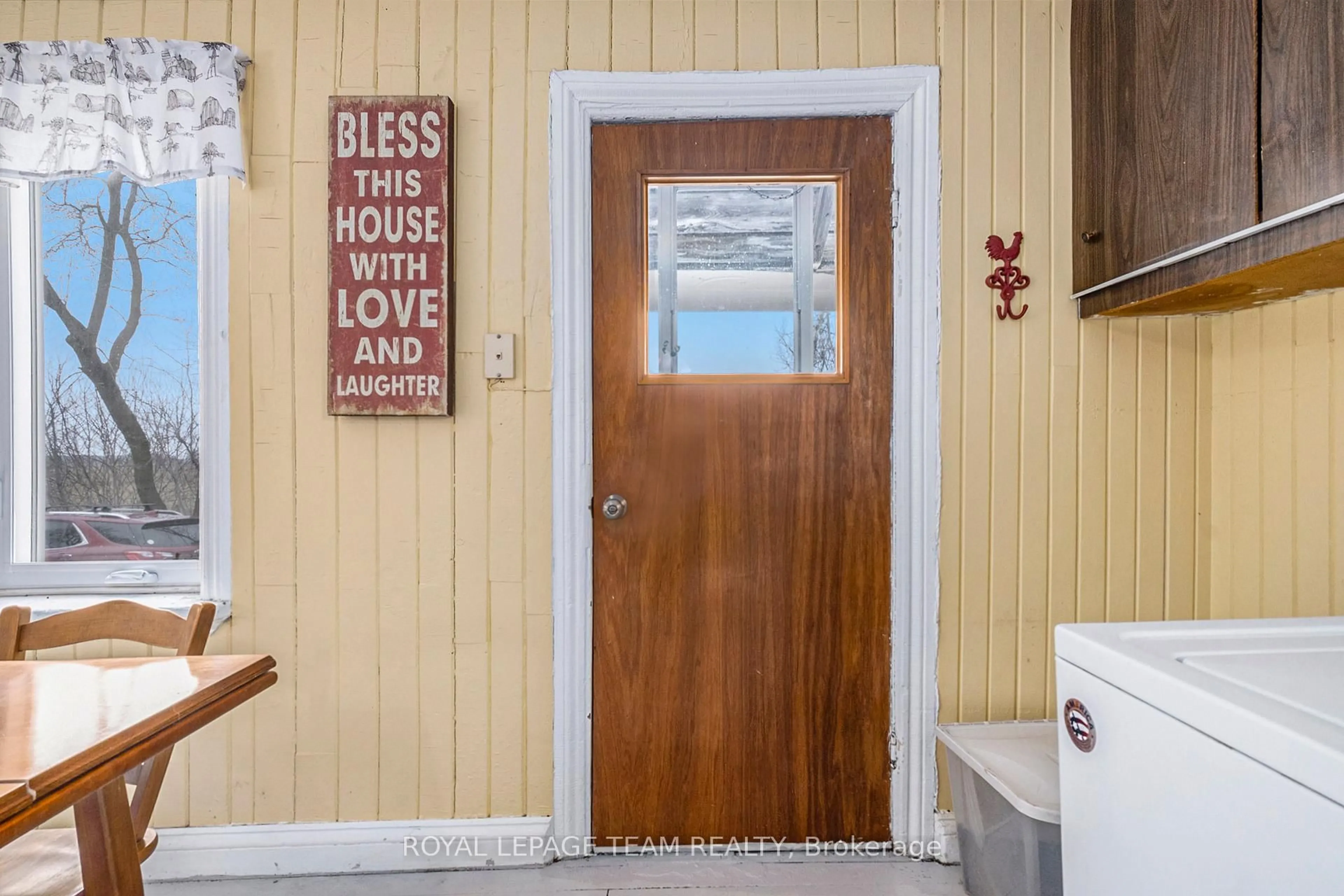 Indoor entryway for 10296 Marionville Rd, North Dundas Ontario K4R 1E5